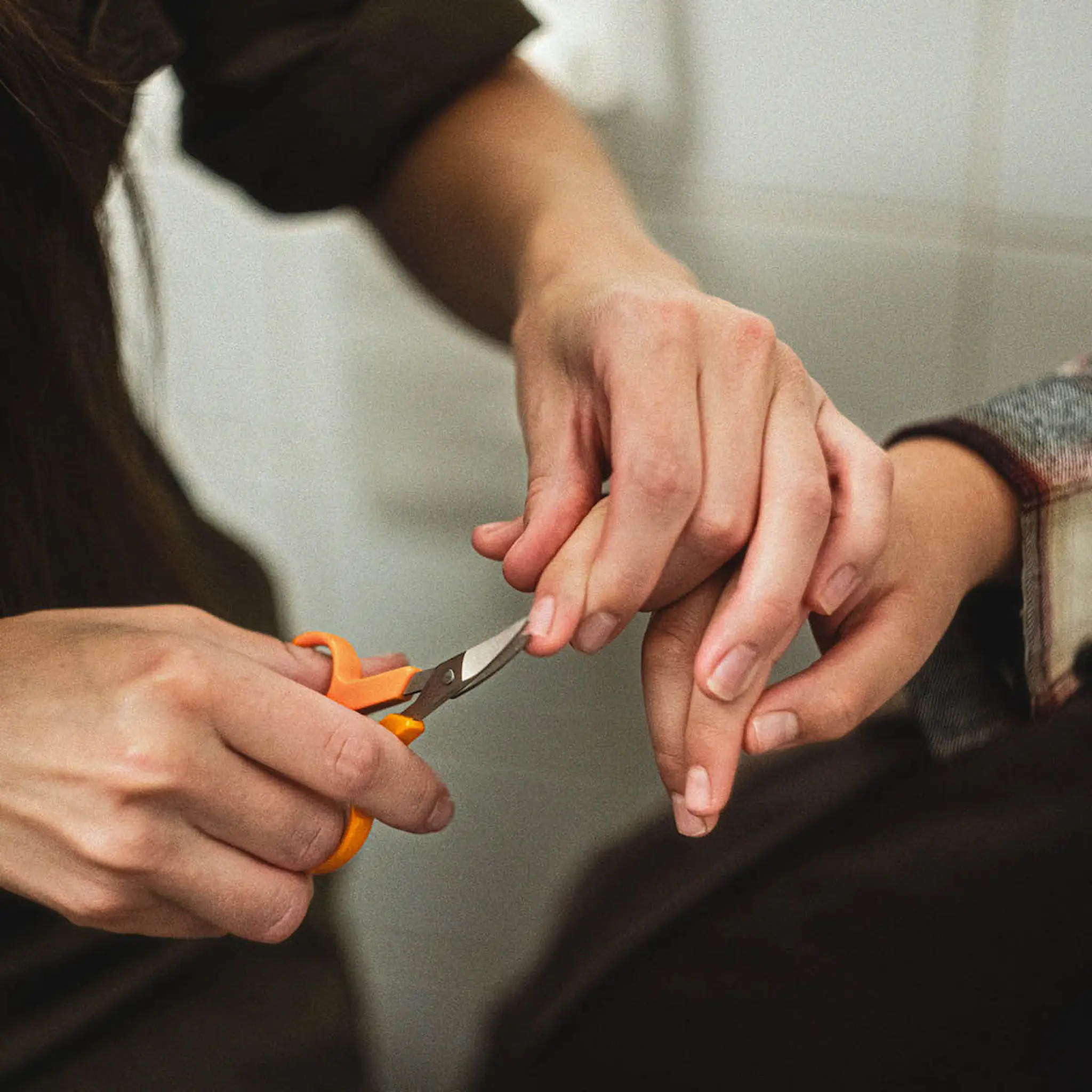 Fiskars Classic nagelsax 10 cm böjd orange