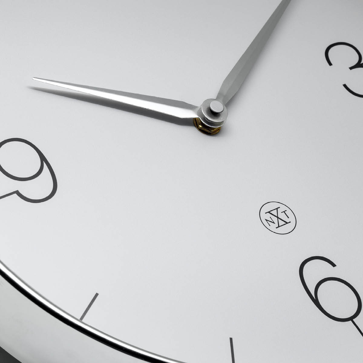 NeXtime Finesse nXt väggklocka 30,5 cm krom/grå