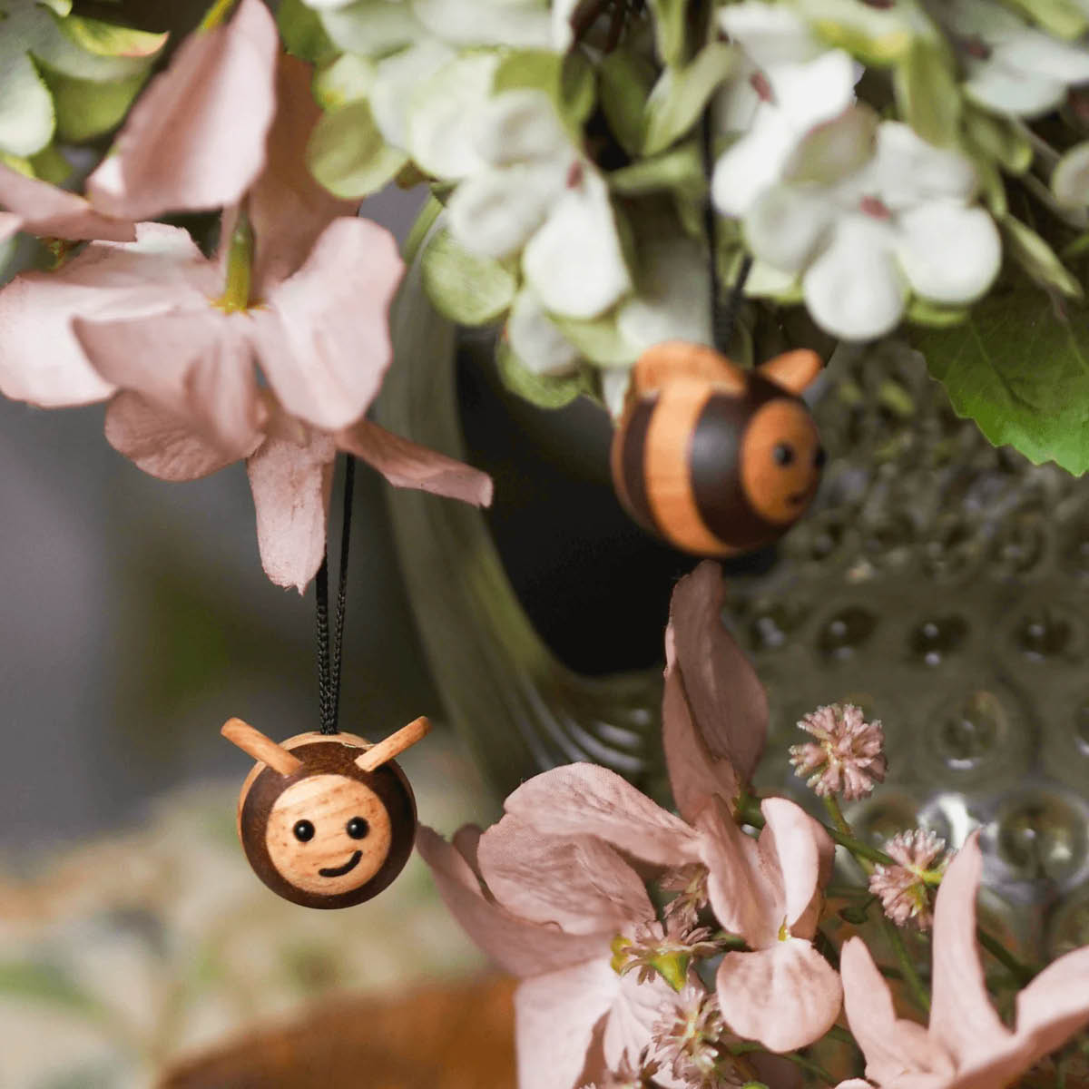 FableWood Puufiguuri Mehiläinen 3 cm 2 kpl Kumipuu/Sapele