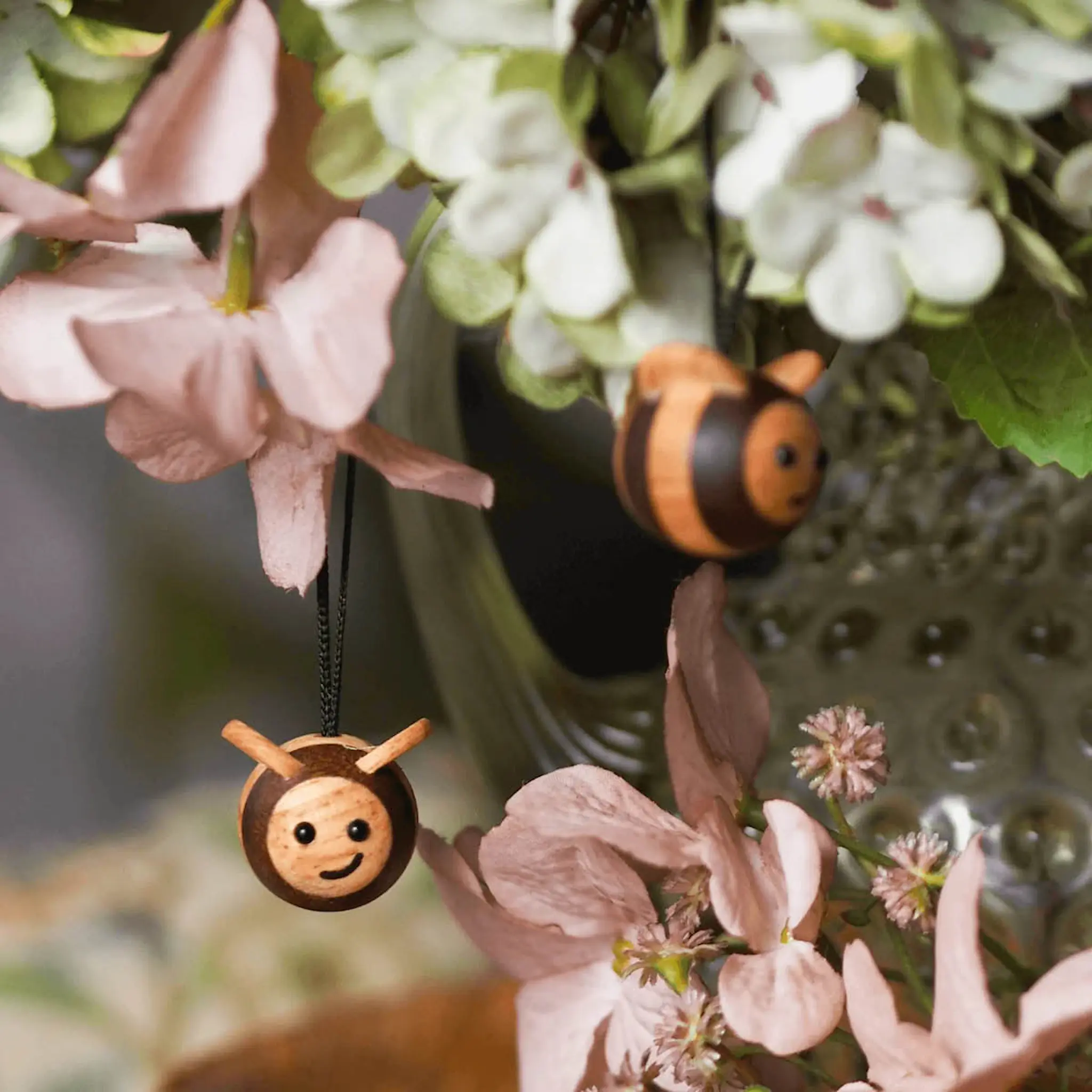 FableWood Puufiguuri Mehiläinen 3 cm 2 kpl Kumipuu/Sapele