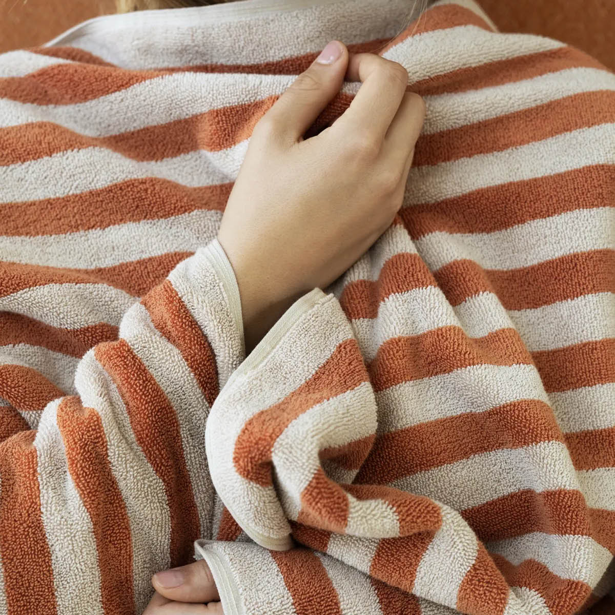 Blomus Arto badhandduk 140x70 cm beige/orange bredrandig