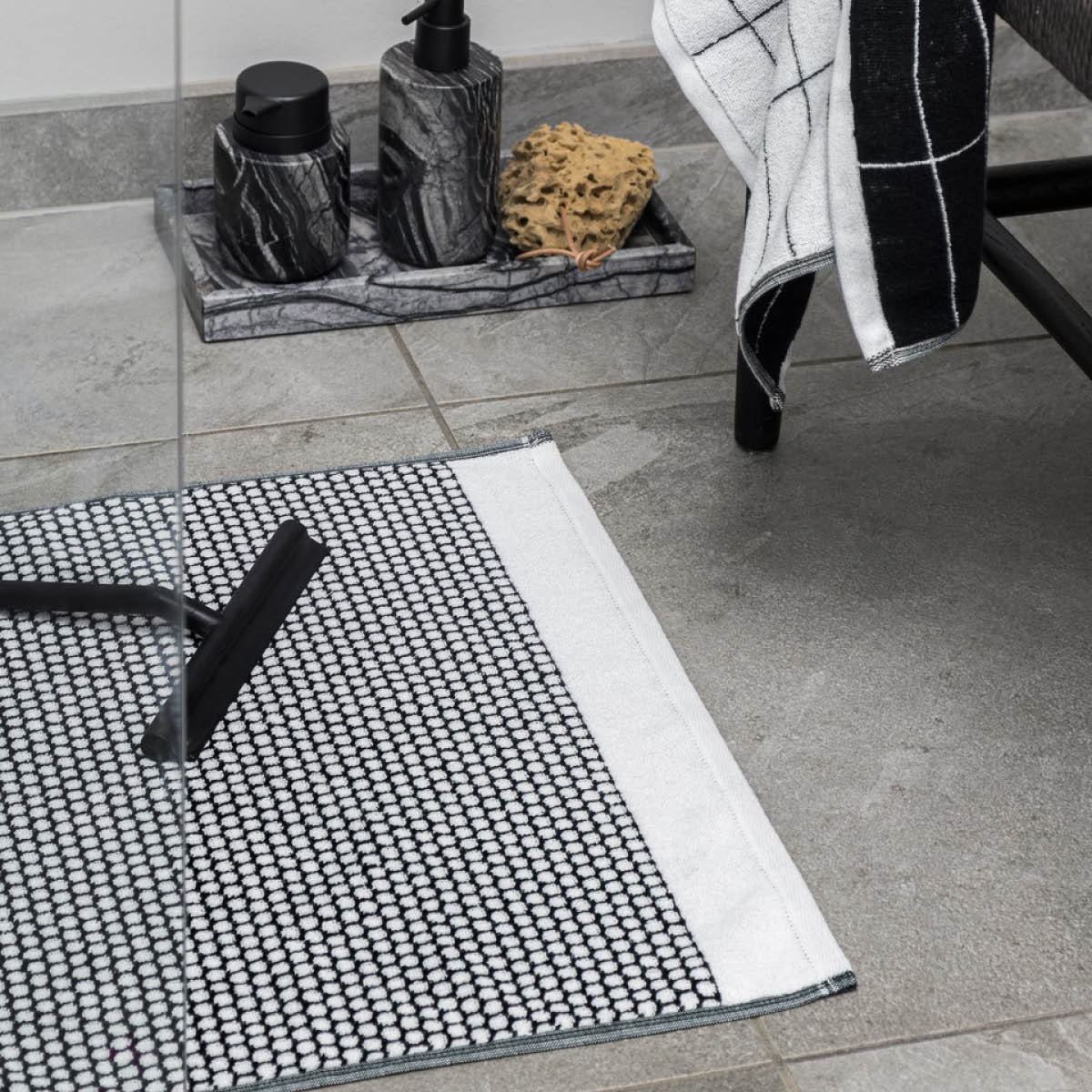 Mette Ditmer Grid Kylpyhuoneen matto 80x50 cm Musta