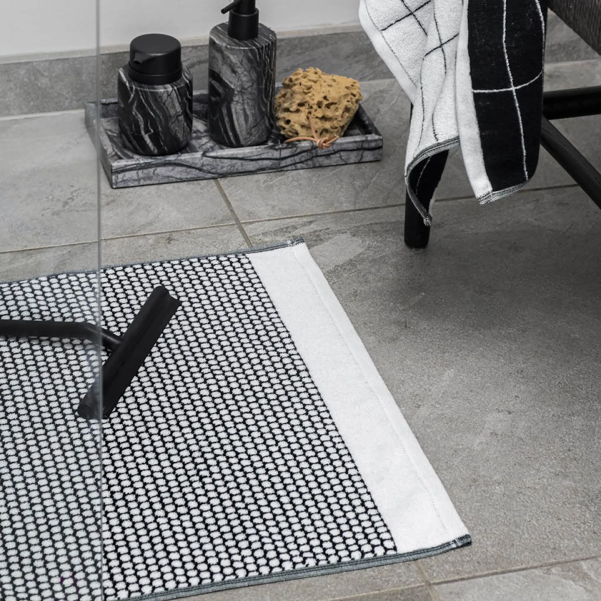 Mette Ditmer Grid Kylpyhuoneen matto 80x50 cm Musta