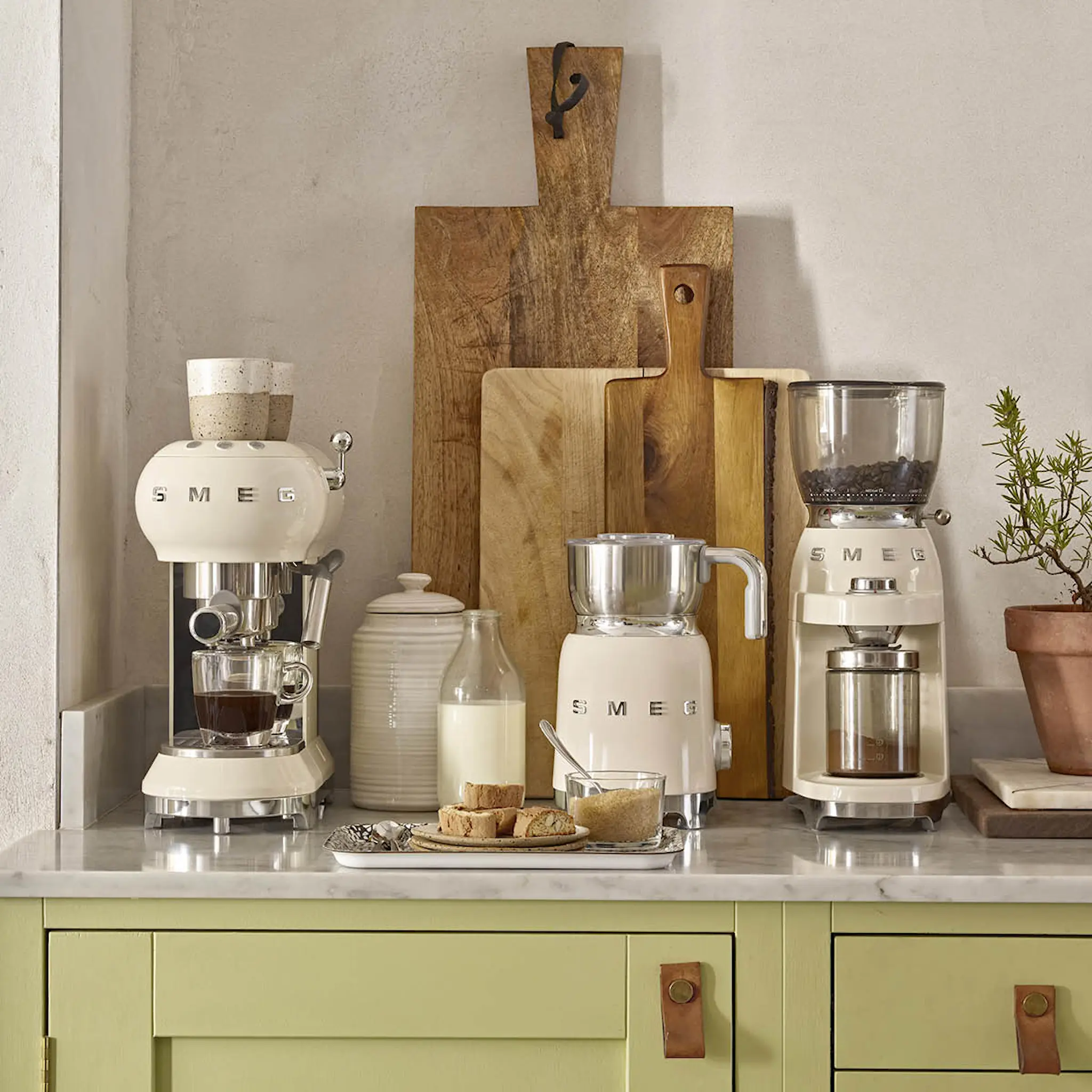Smeg Melkeskummer 600 ml MFF11 krem