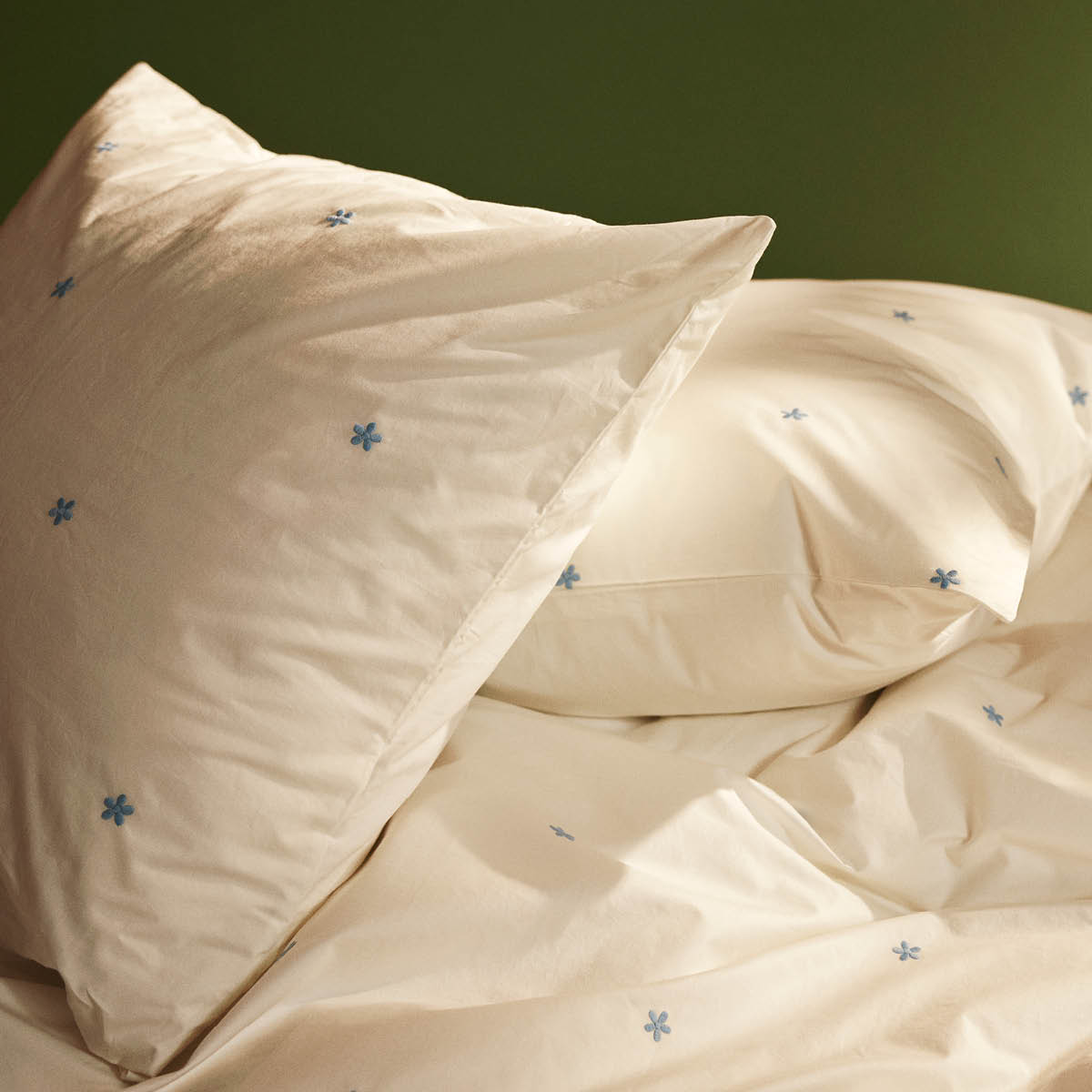 Juna Daisy sengetøy 220x220 cm hvit/lys blå