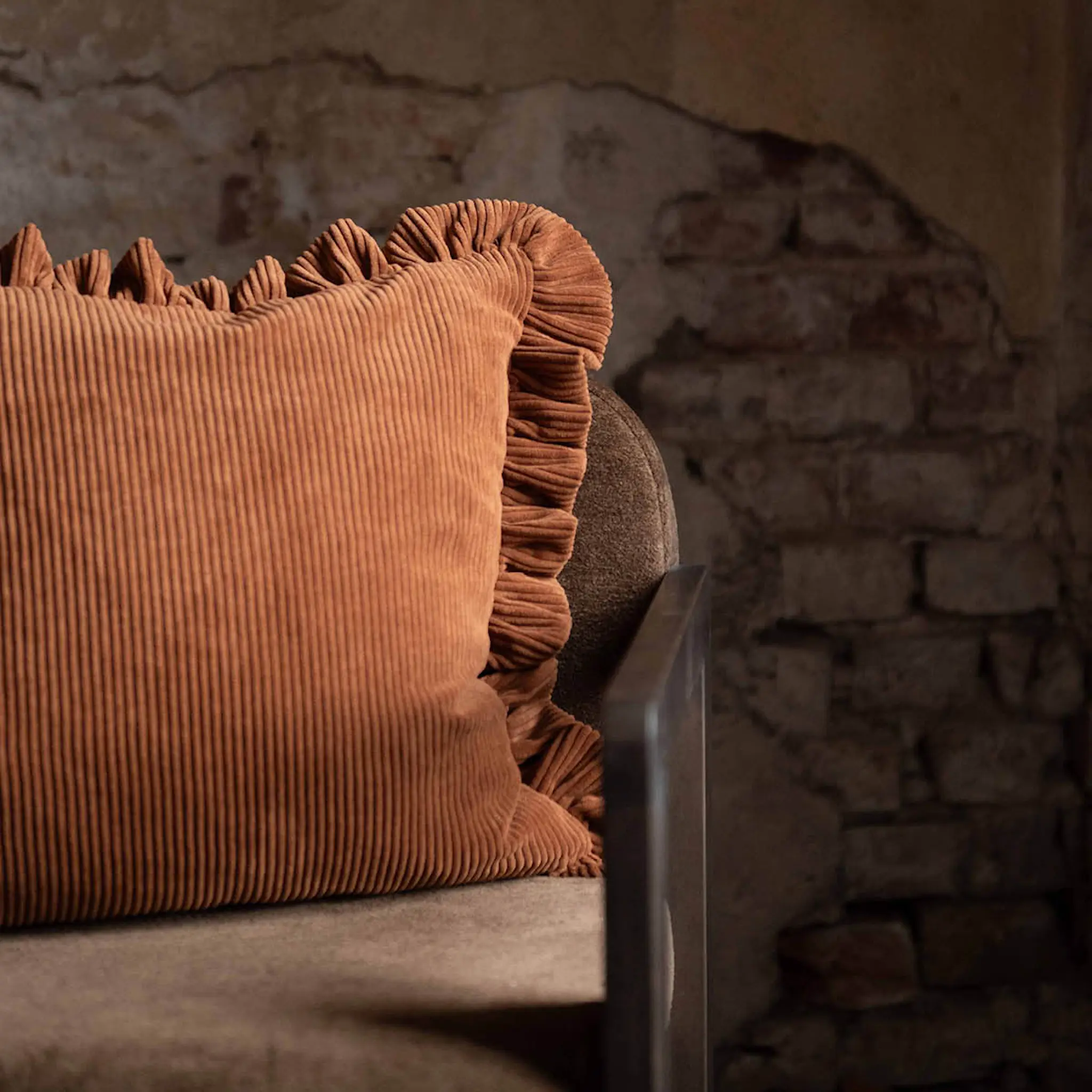 Fondaco Owen kuddfodral med volang 50x50 cm rost
