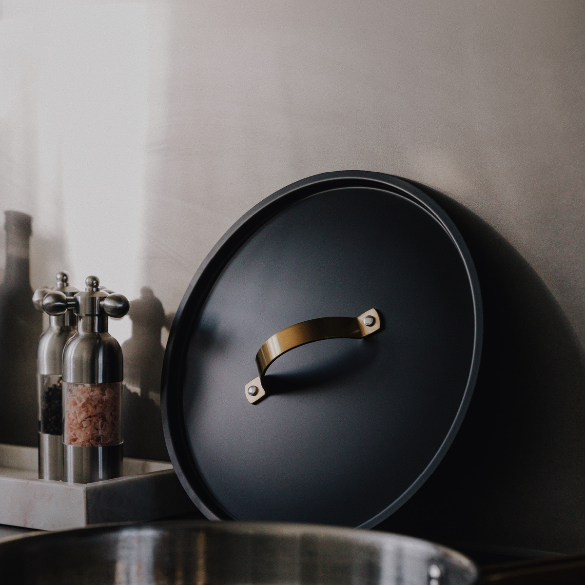 Vargen & Thor Arvet Universaali kansi 28 cm Musta