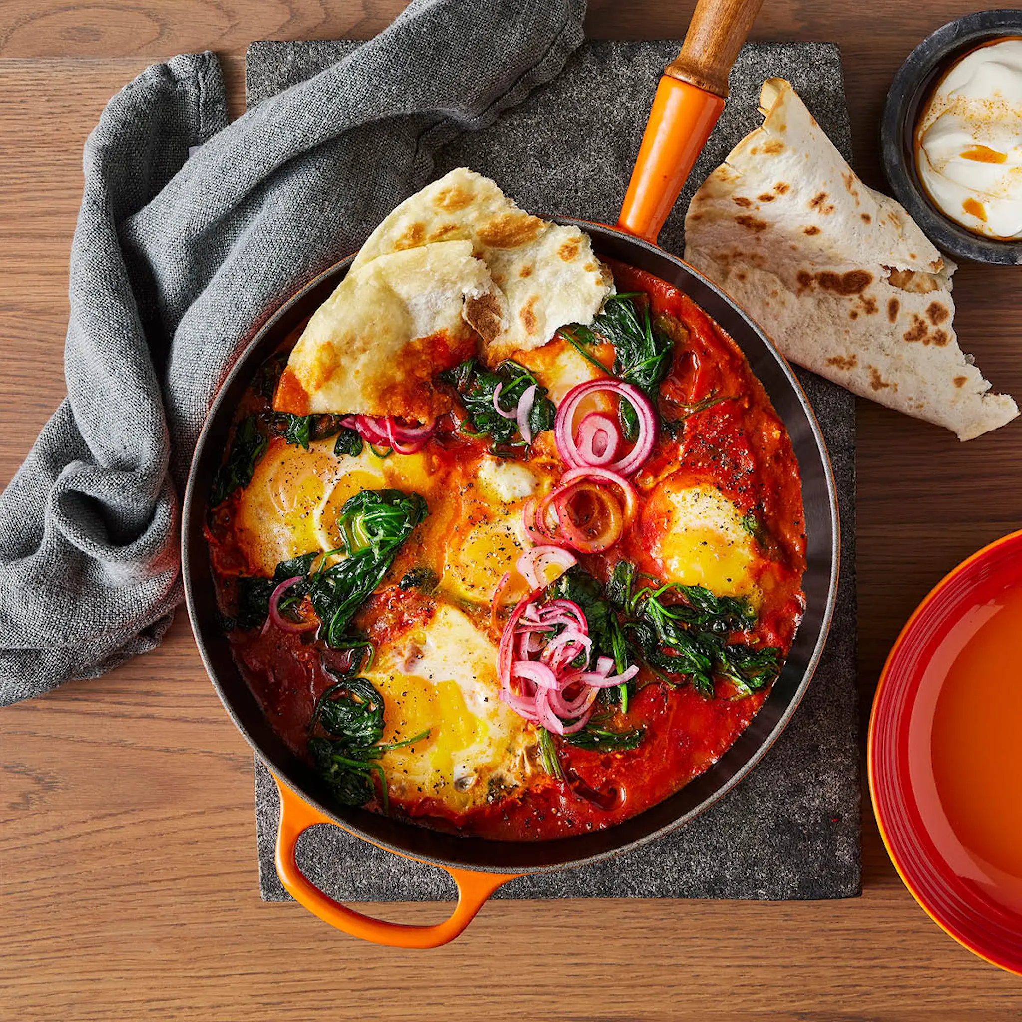 Le Creuset Signature støpejernspanne med trehåndtak 28 cm