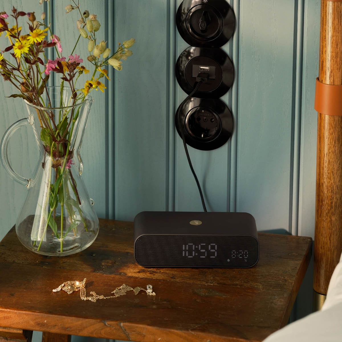 Kreafunk Wakie väckarklocka med Wake-up light och Qi 16x8x4,5 cm svart