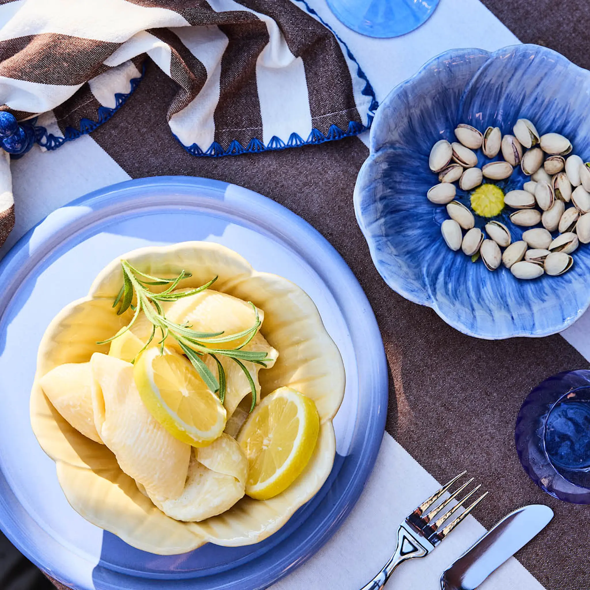 ByOn Poppy vallmo skål M 18x6,5 cm blå