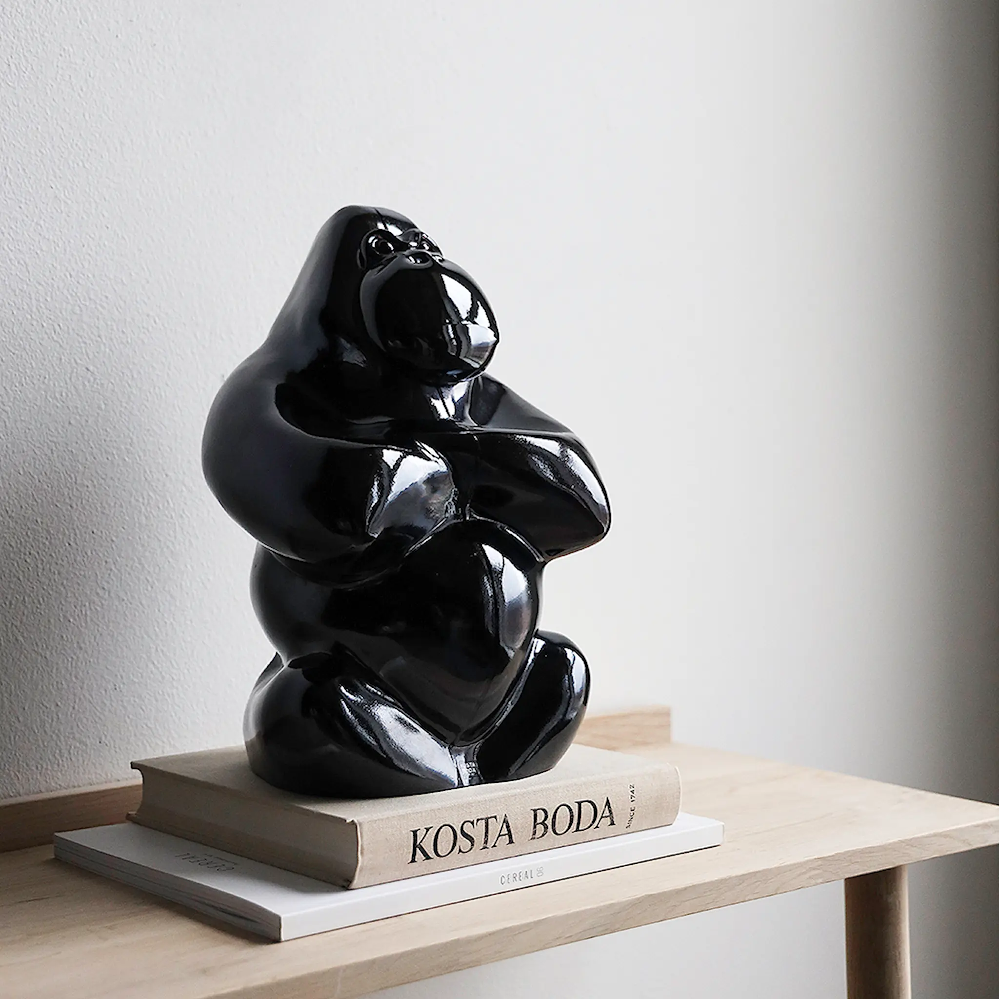 Kosta Boda Skulptur Gabba Gabba Hey 30,5 cm svart