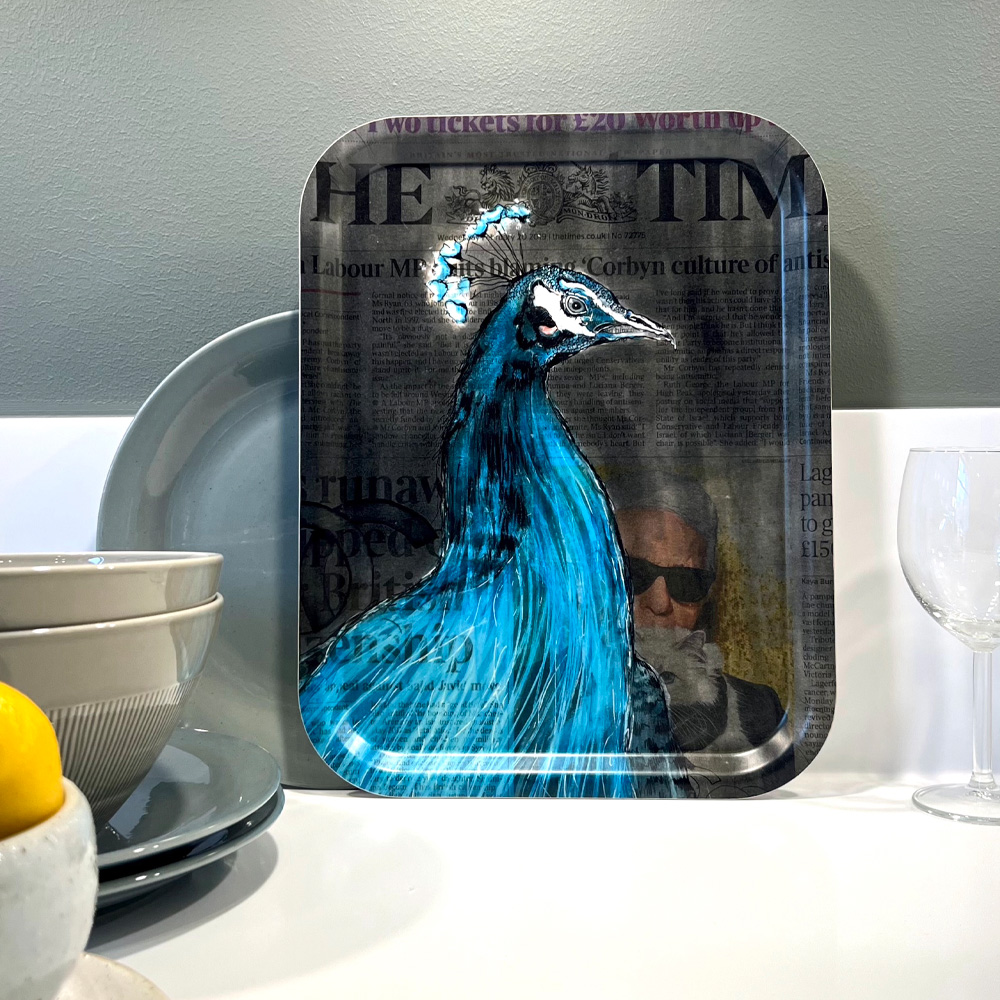 LISA TÖRNER ART Tarjotin RIP Karl Lagerfeld 28x36 cm