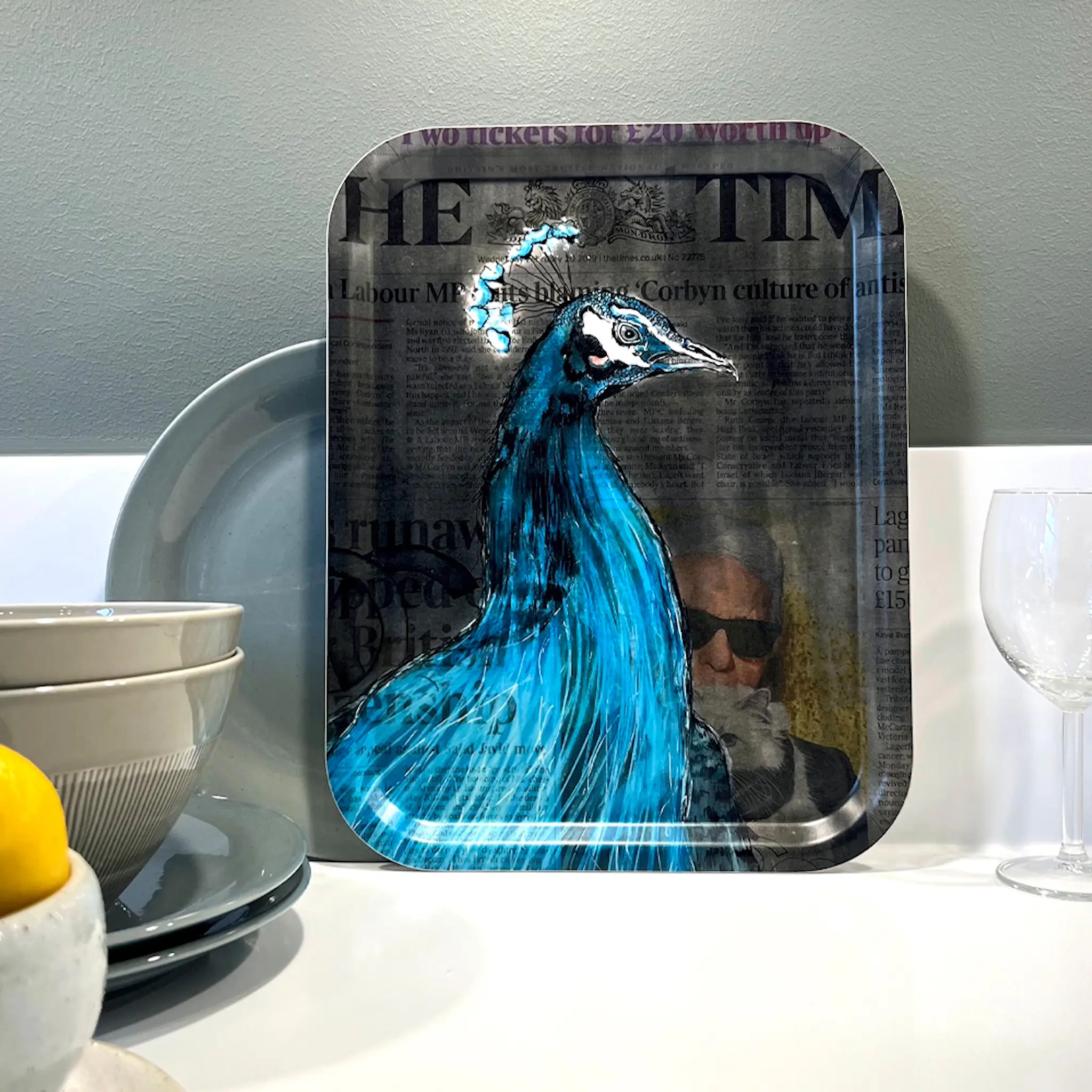 LISA TÖRNER ART Tarjotin RIP Karl Lagerfeld 28x36 cm