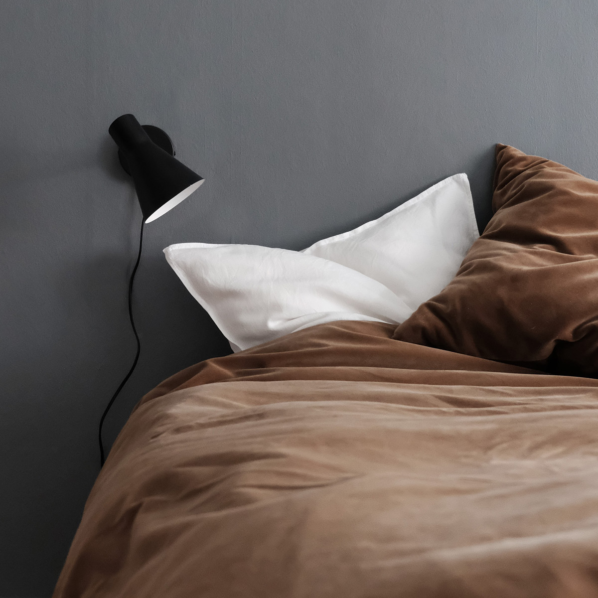 Dyberg Larsen DL12 Seinävalaisin 20 cm Musta