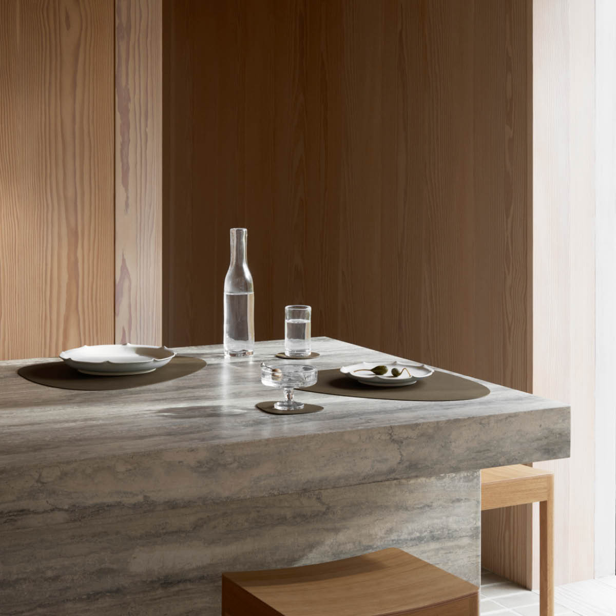 LIND DNA Curve Corduroy spisebrikke 37x44 cm caviar