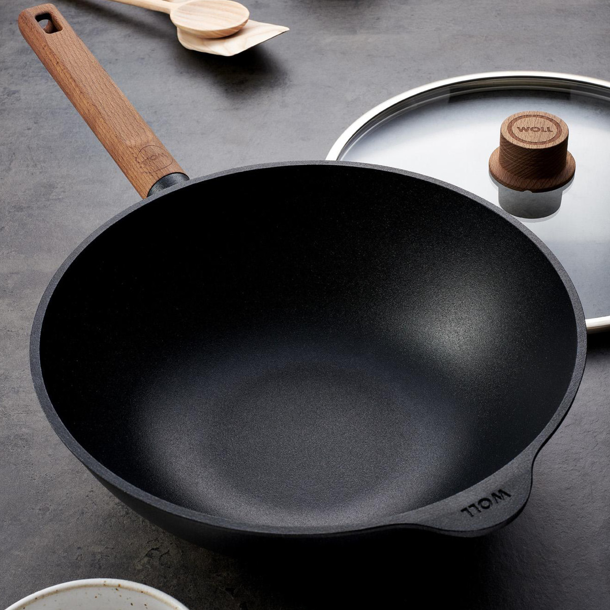 Woll ECO Logic QXR wokpanna 28 cm fast trähandtag