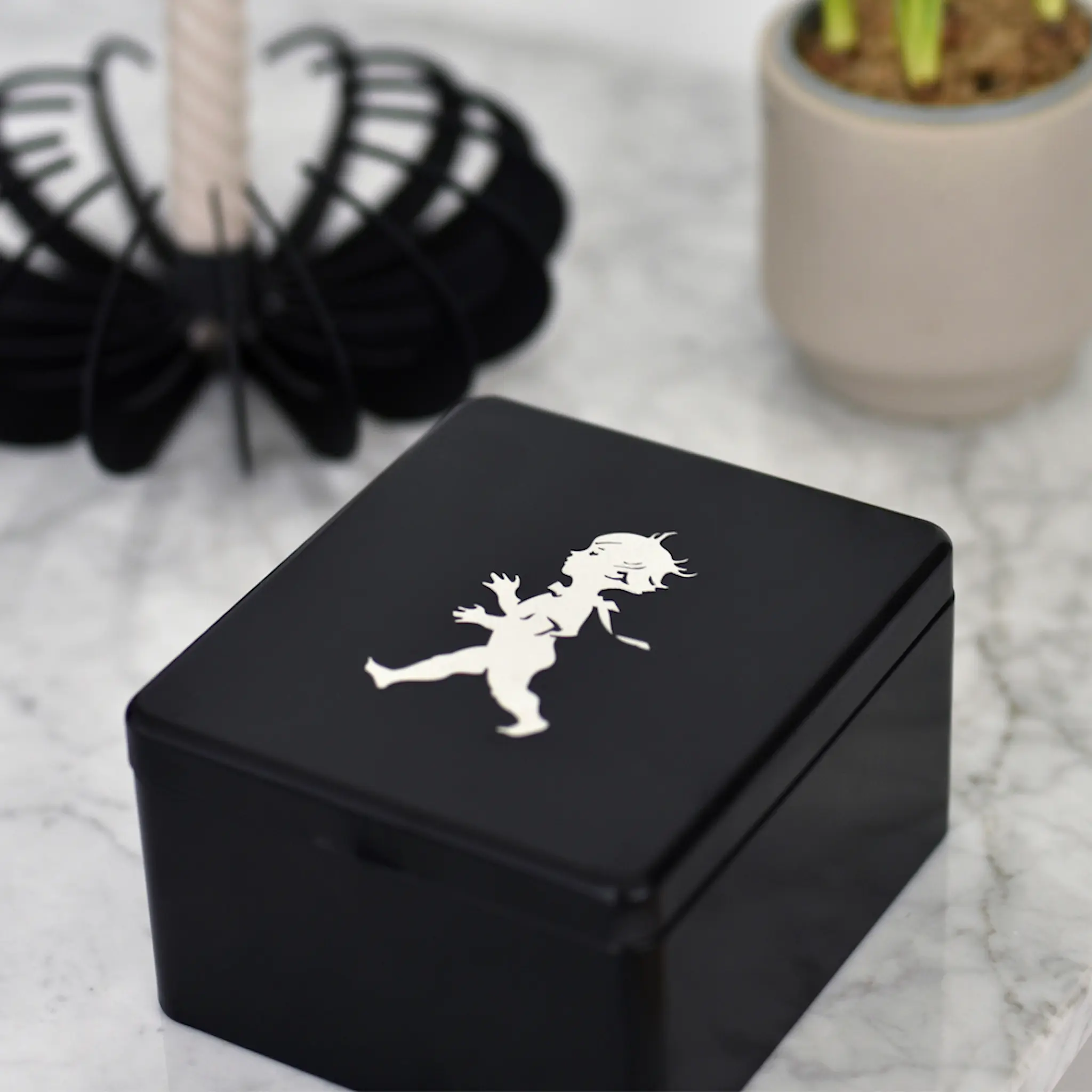 SOLSTICKAN Teepurkki 4 lokeroa Mattamusta