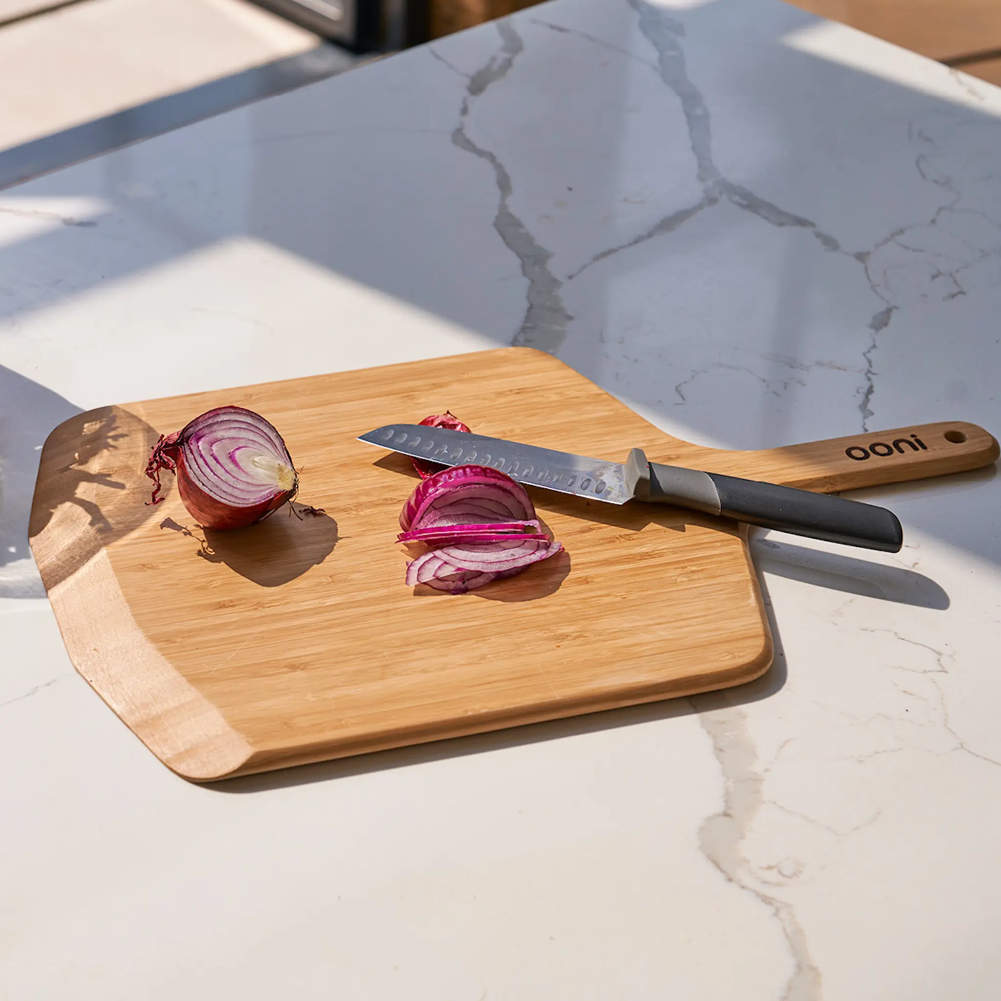 Ooni Pizzaspade & serveringsbräda 36x58 cm bambu