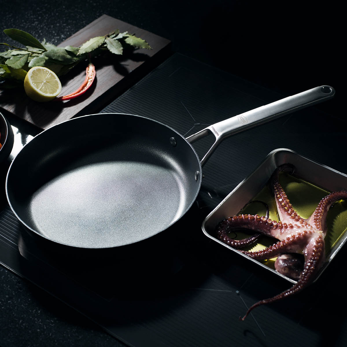 Fiskars Taiten stekpanne 26 cm svart