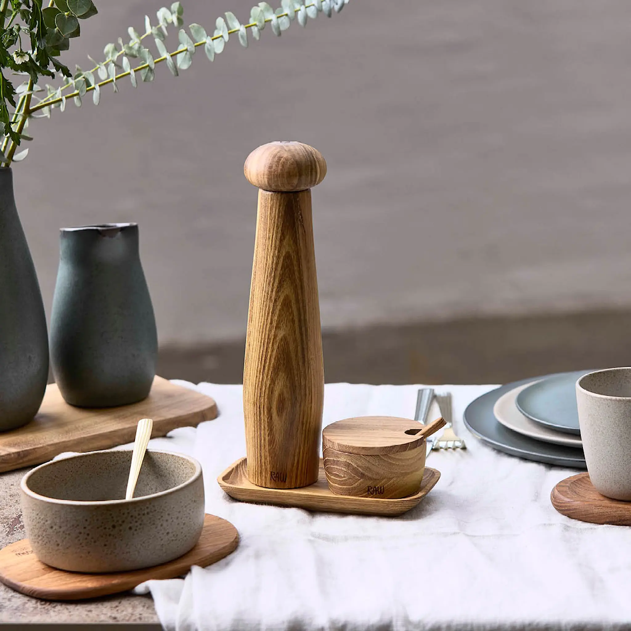 Aida RAW Teak keramisk pepparkvarn + bricka + saltkar