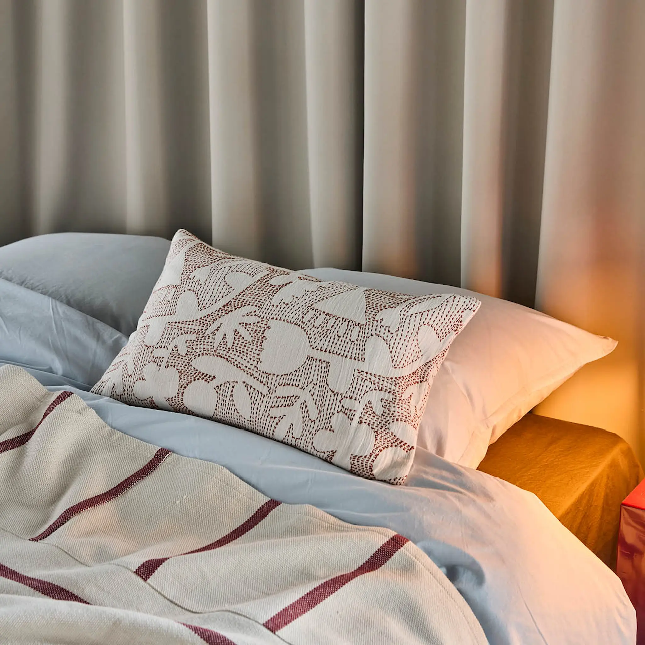 House Doctor Sari kuddfodral i bomull 50x30 cm offwhite/brun