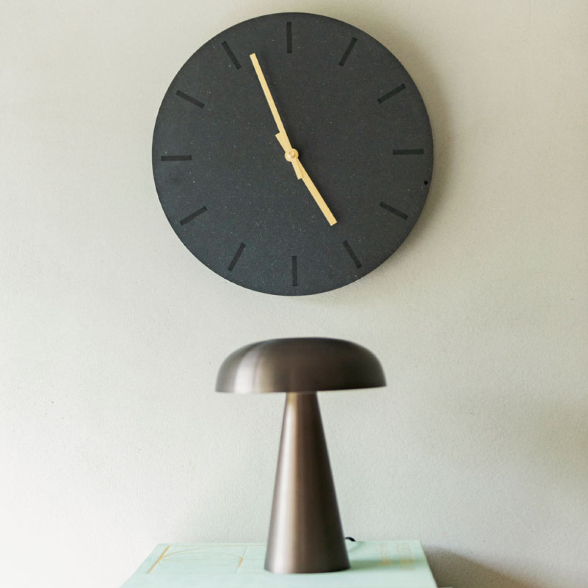 Hemverk Gunpowder väggklocka 28 cm mörkgrå med guldvisare