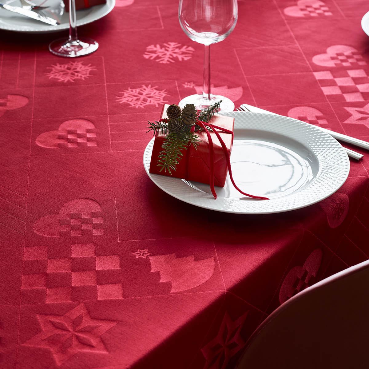 Juna Natale juleduk i damask 150x220 cm rød