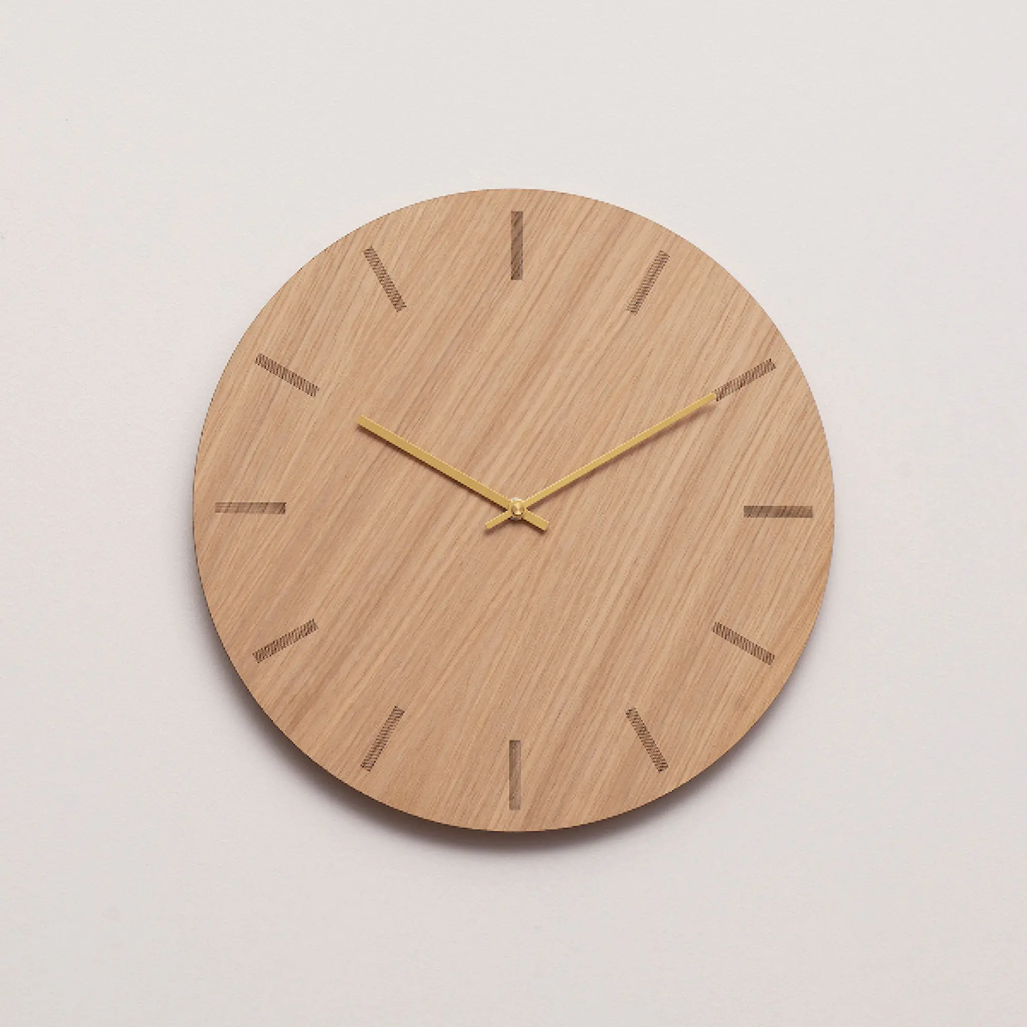 Hemverk Light Oak väggklocka 38 cm ljus ek med guldvisare