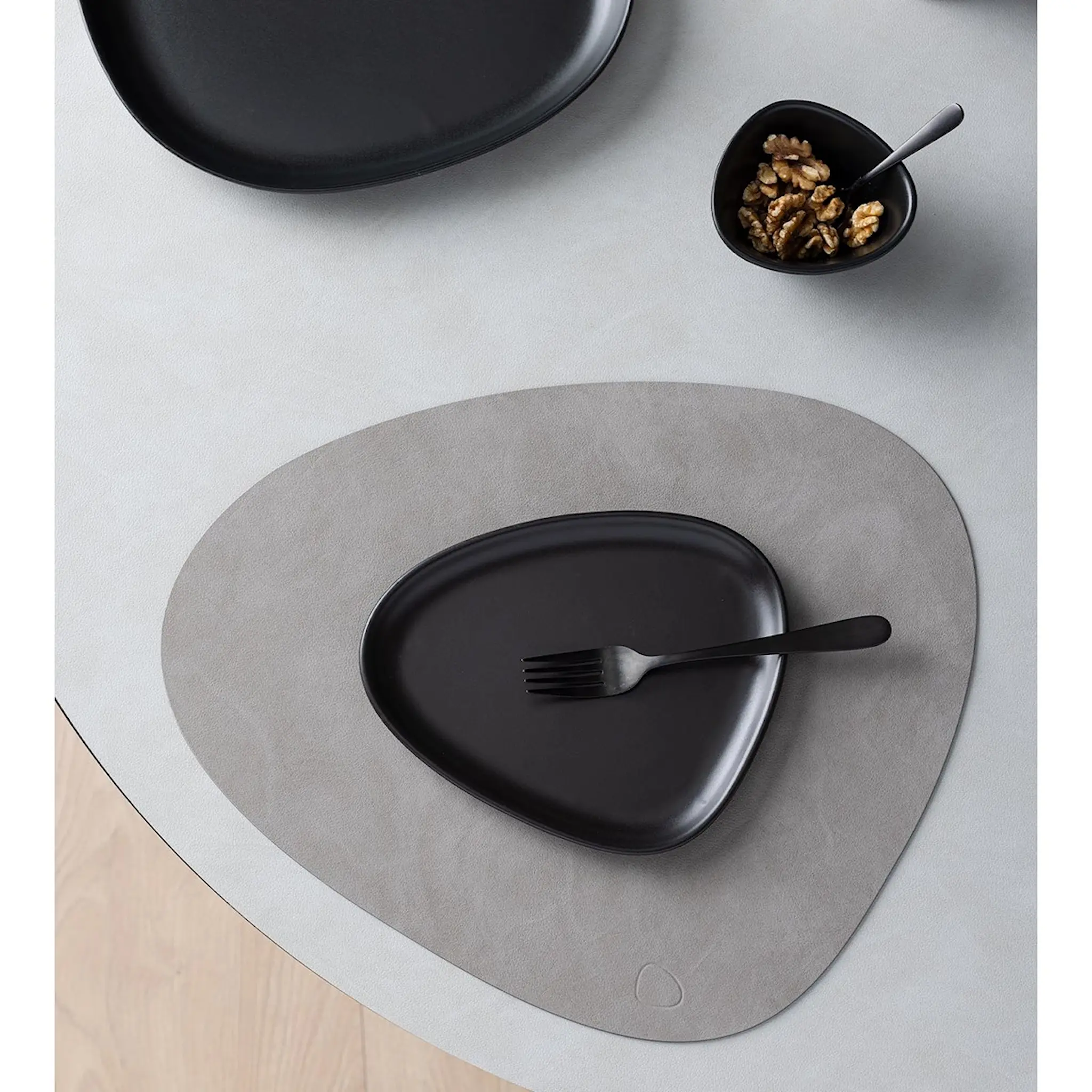 LIND DNA Curve Stoneware LunChtallrik 22x19 cm Svart