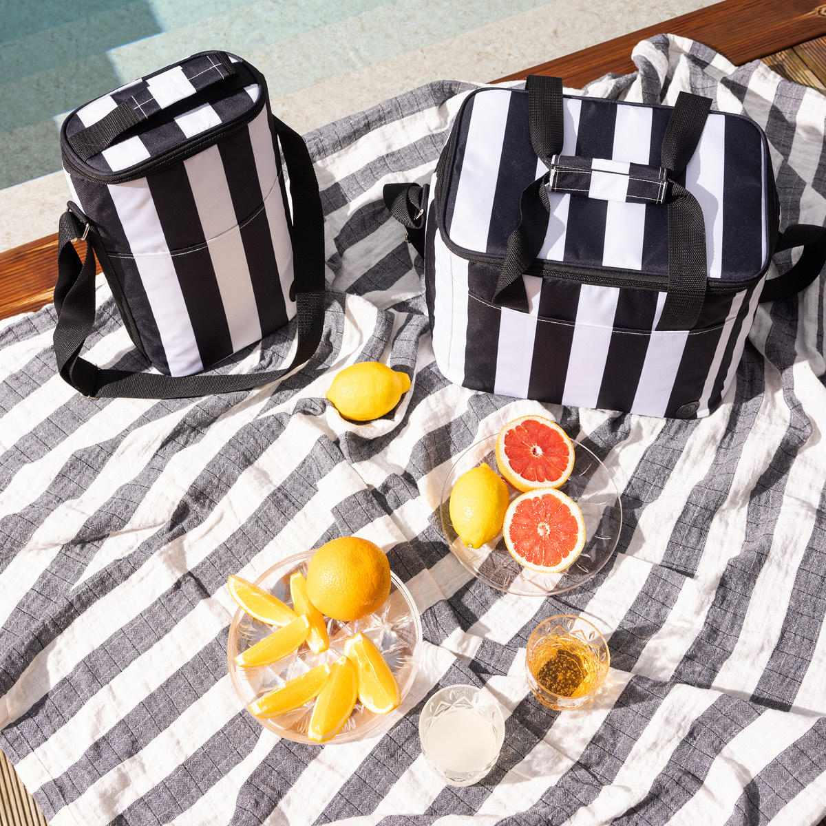 Sagaform City randig kylväska stor rPET svart/vit