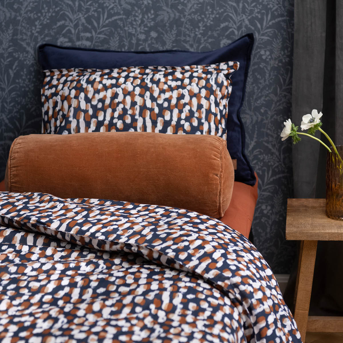 Fanni K Bolster kudde sammet 55x20 cm nötbrun