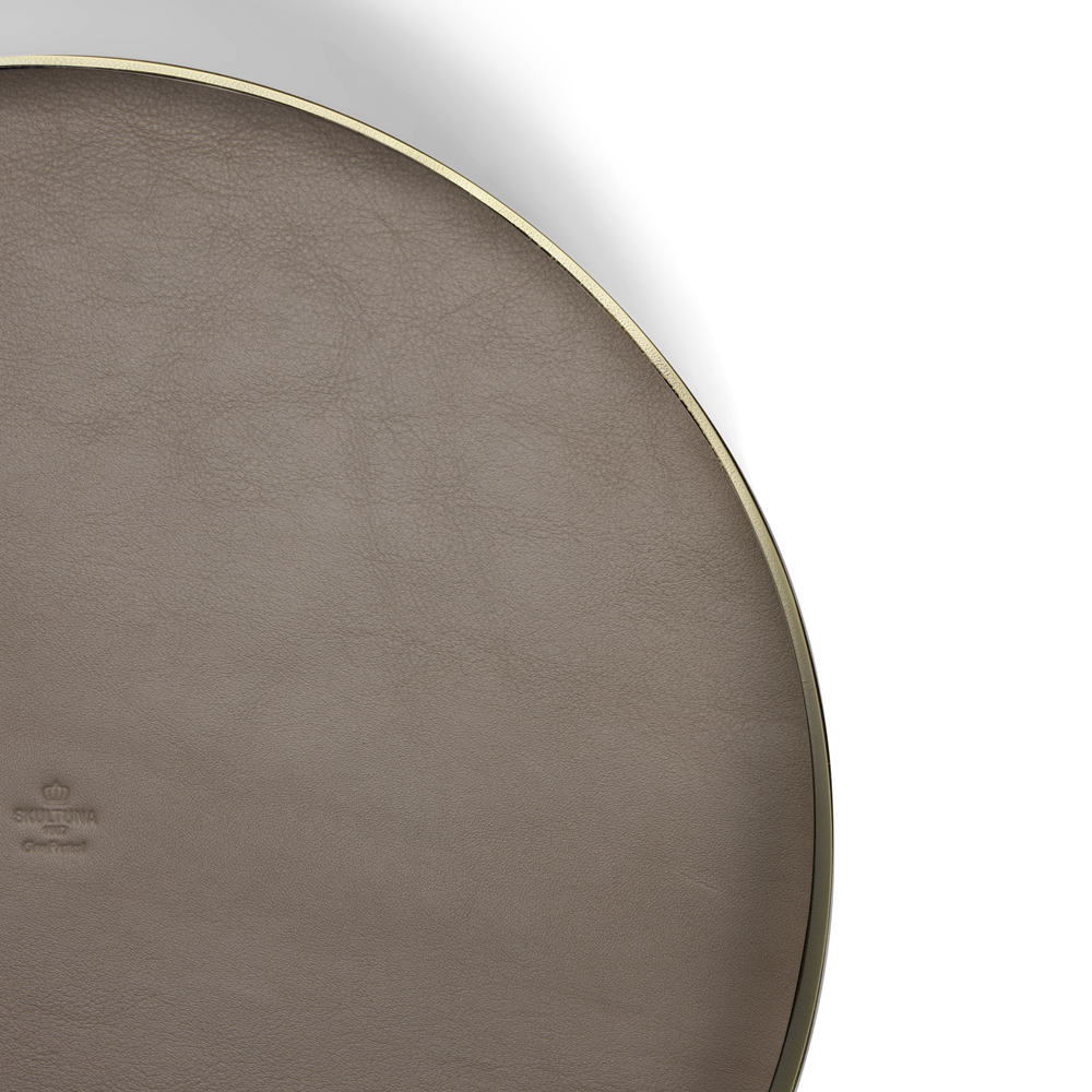 Skultuna Karui brett stor 34 cm messing/taupe grey