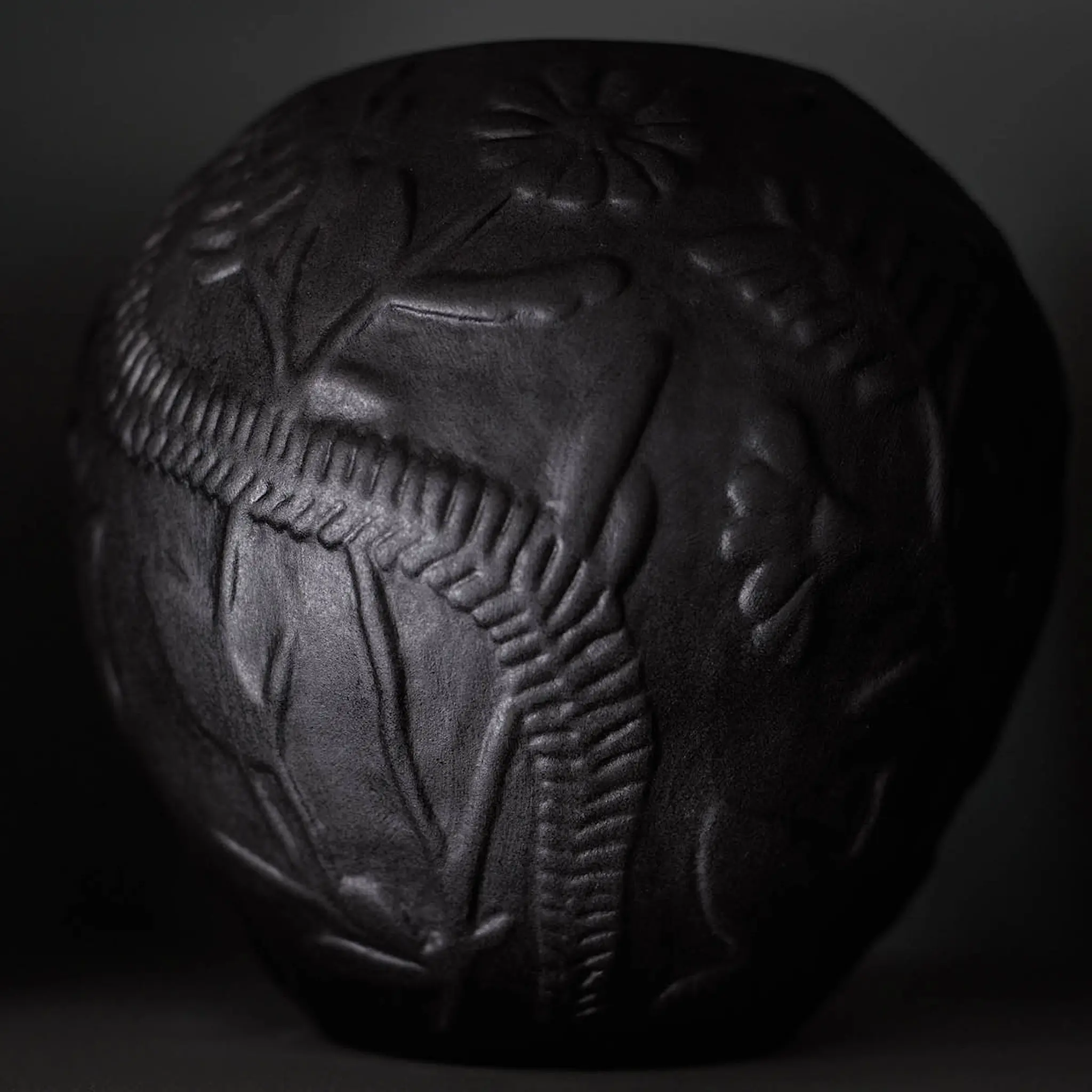Nittsjö Flora maljakko globo 18 cm musta