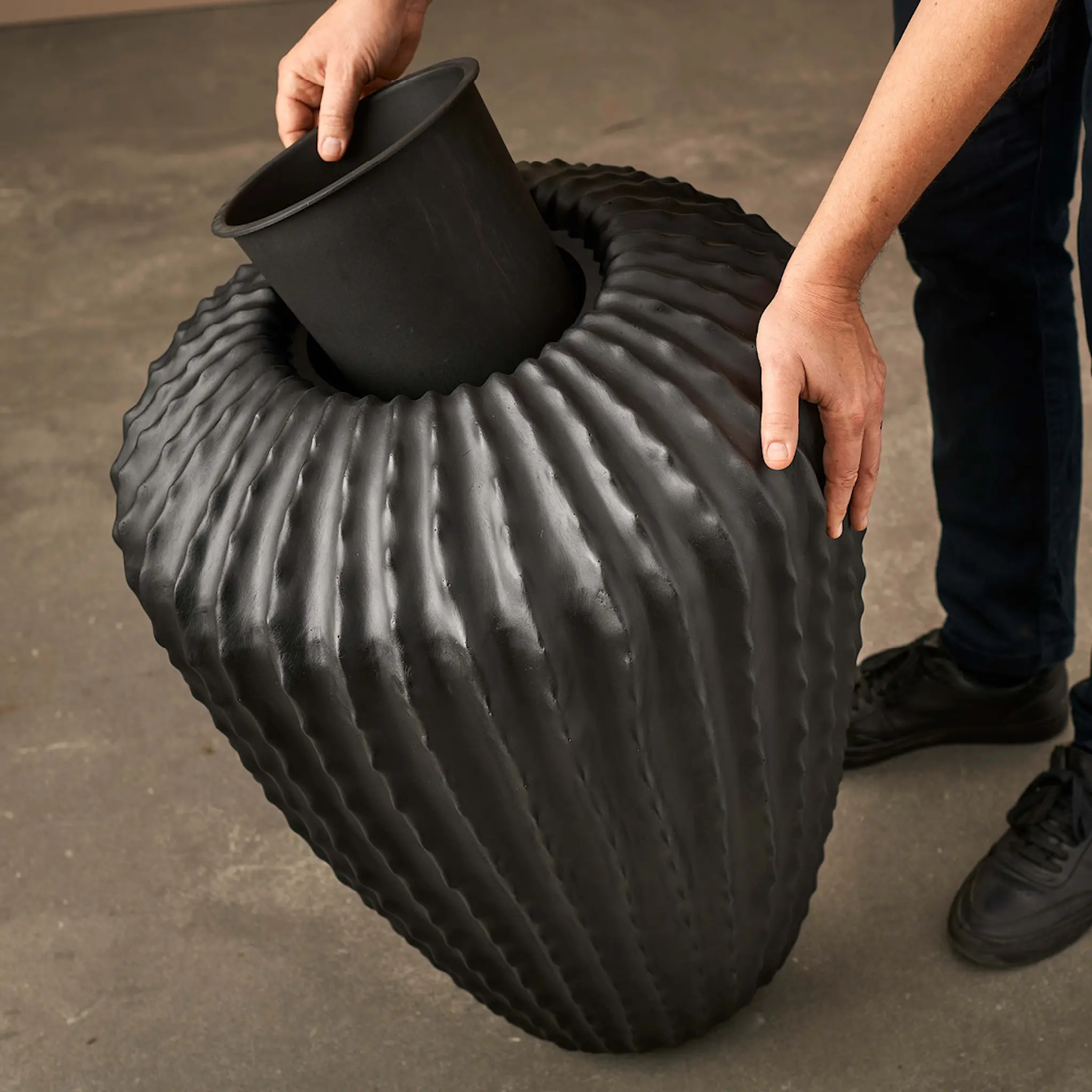GUS Design Kruka med insats 65 cm svart