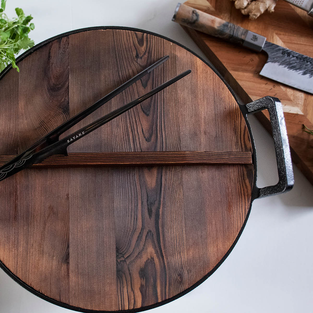 Satake Nabe Wok Gjutjärn med glaslock 36 cm Svart