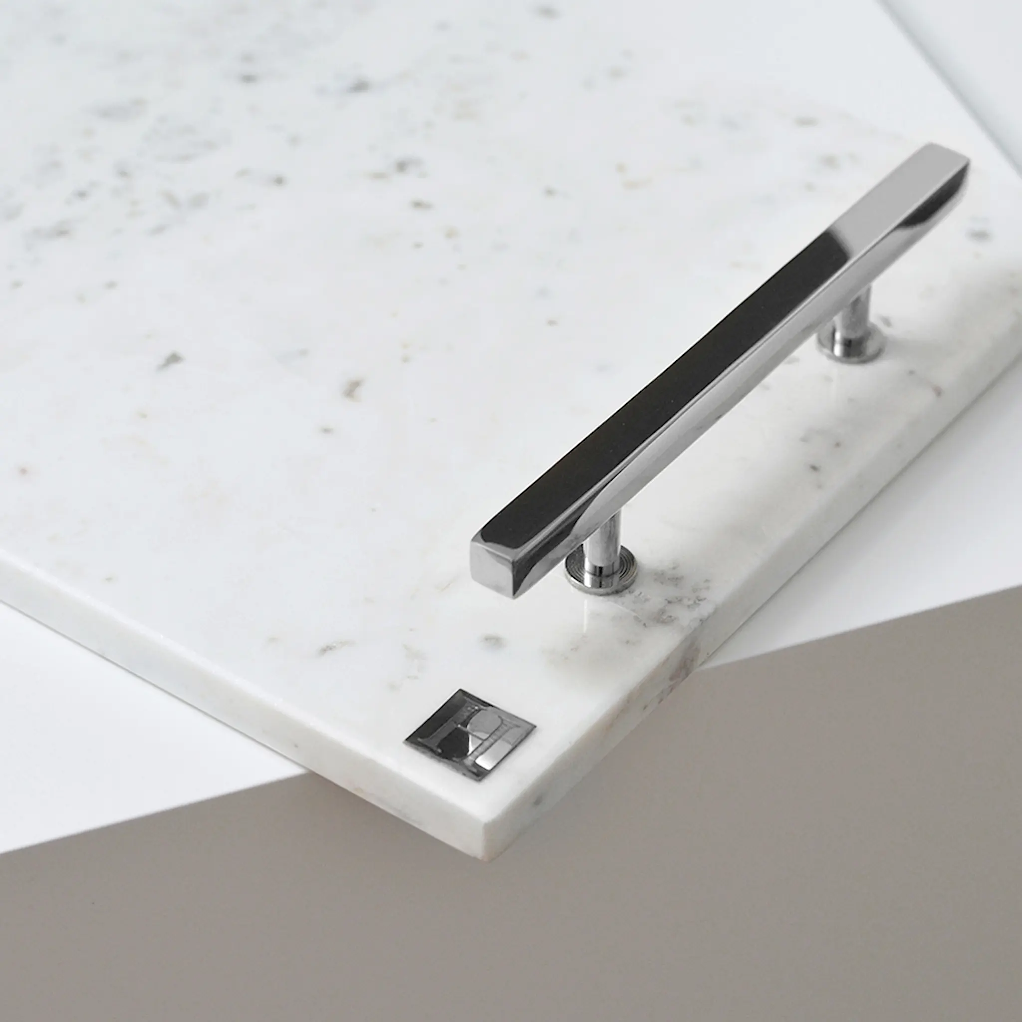 Hilke Marmoritarjotin kahvoilla Nikkelöity messinki