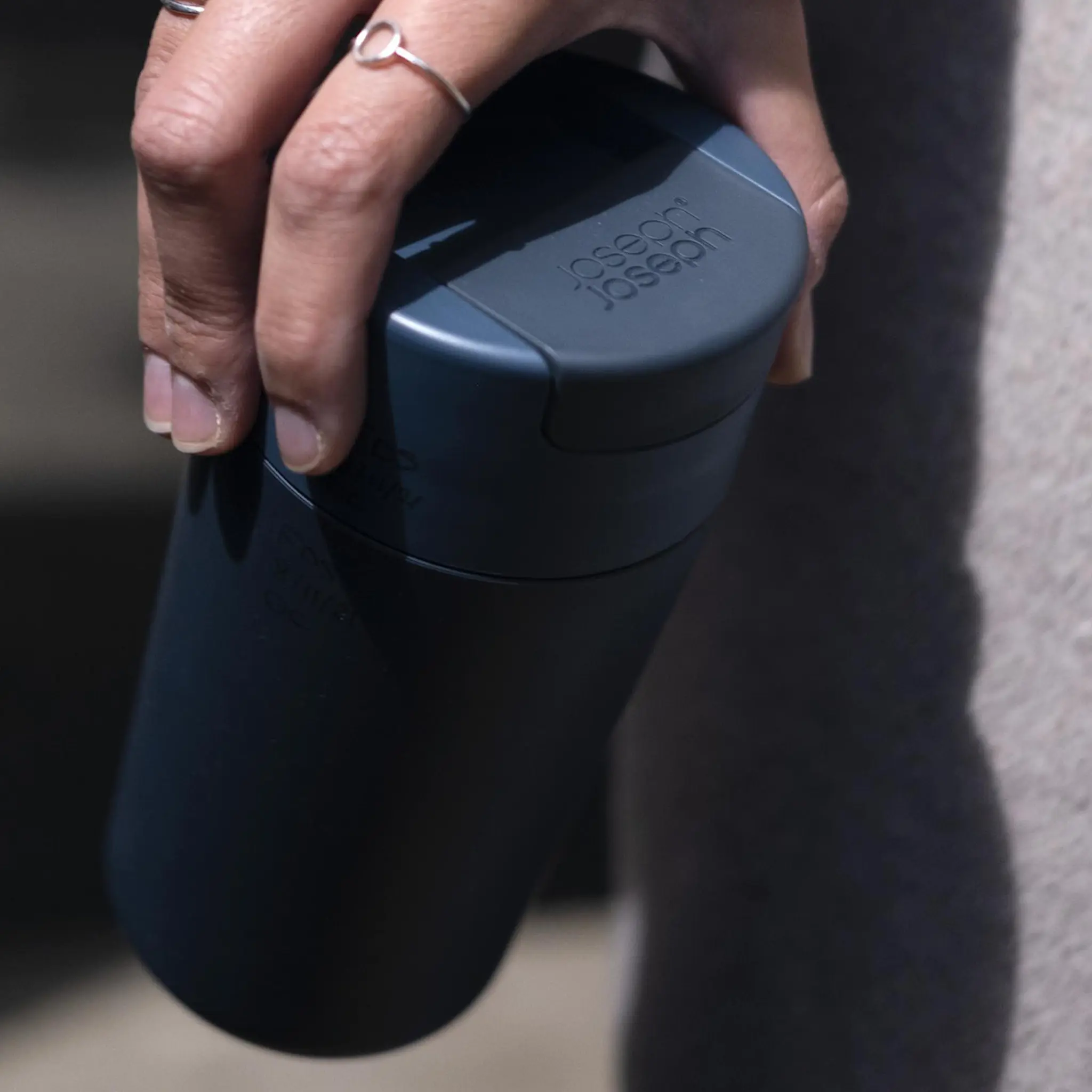 Joseph Joseph Sipp resemugg 45 cl blå