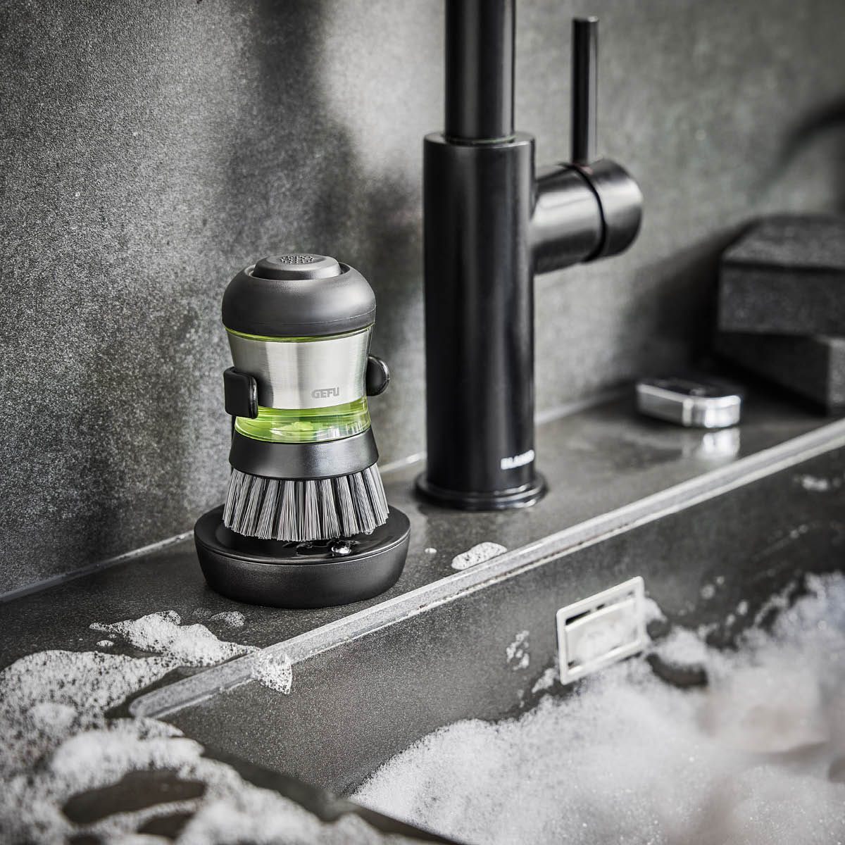 Gefu Swift diskborste med dispenser 50 ml och hållare svart