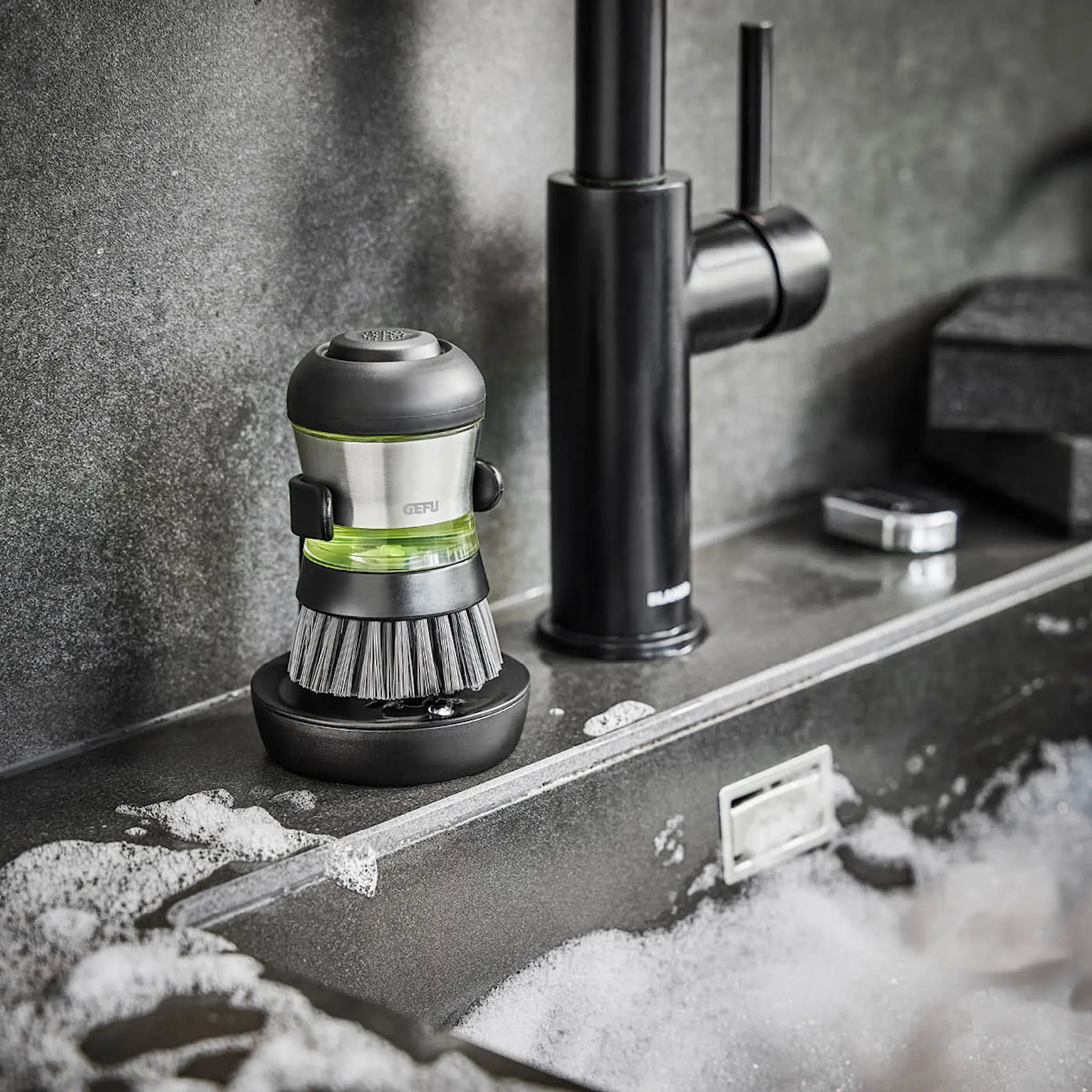 Gefu Swift Tiskiharja annostelijalla 50 ml ja telineellä Musta