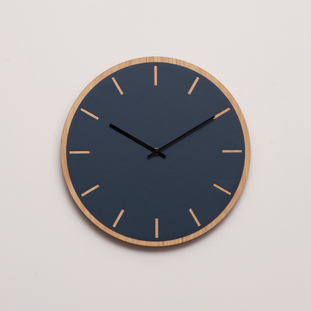 Hemverk Smokey Blue väggklocka 28 cm blå med svart visare