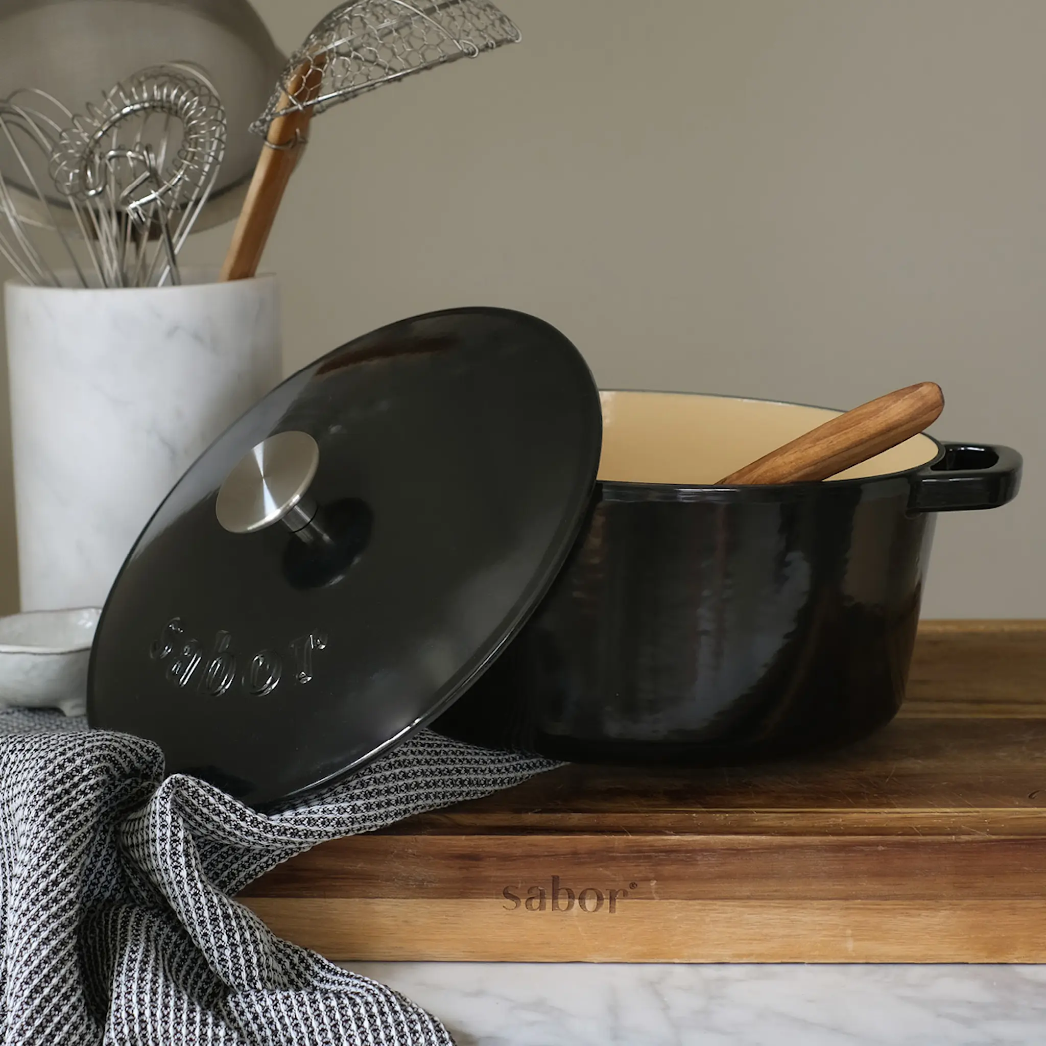 Sabor Sabor Valurautapata 24 cm 4,4 L Musta