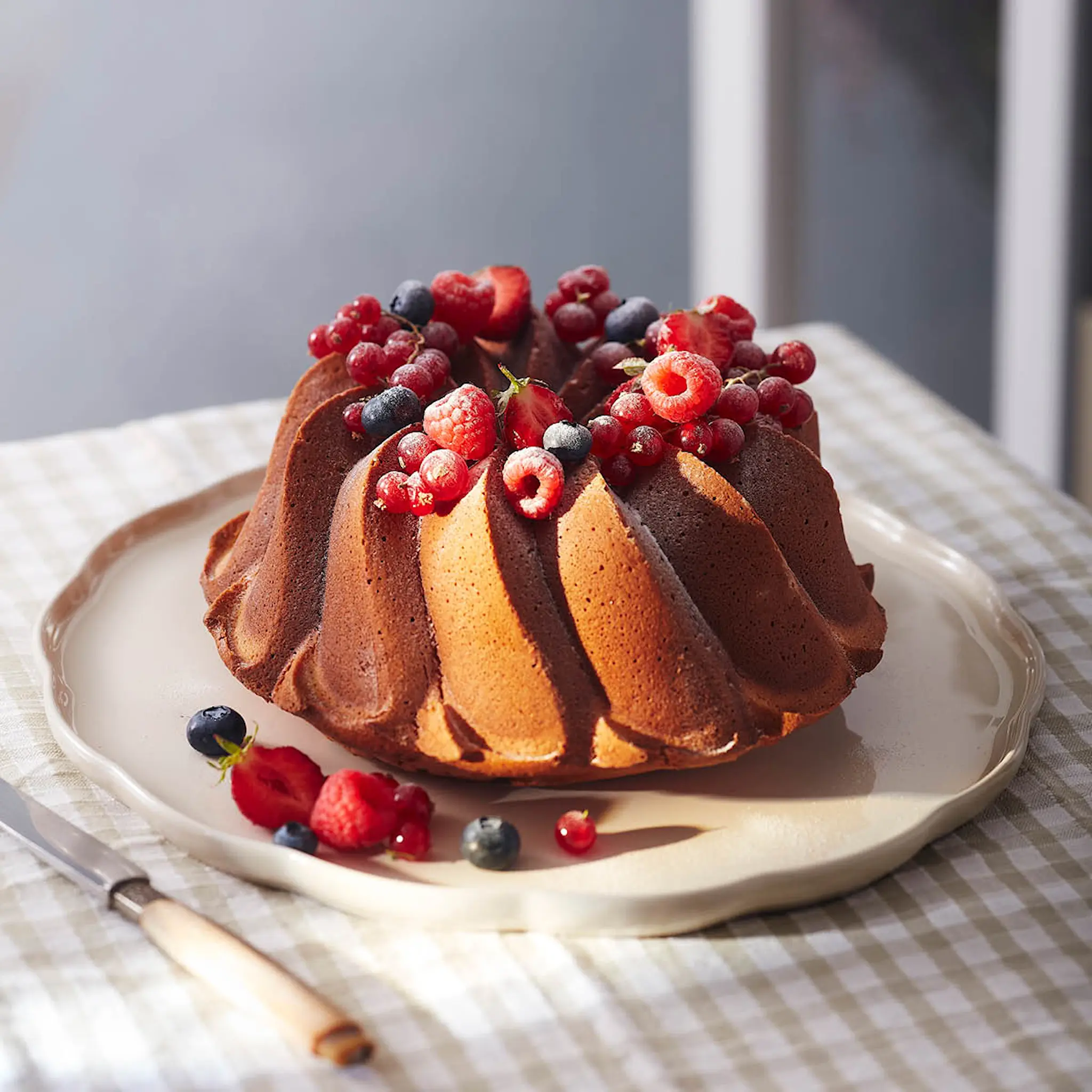 Emile Henry Madeleine Tarjoiluastia 31 cm Cream