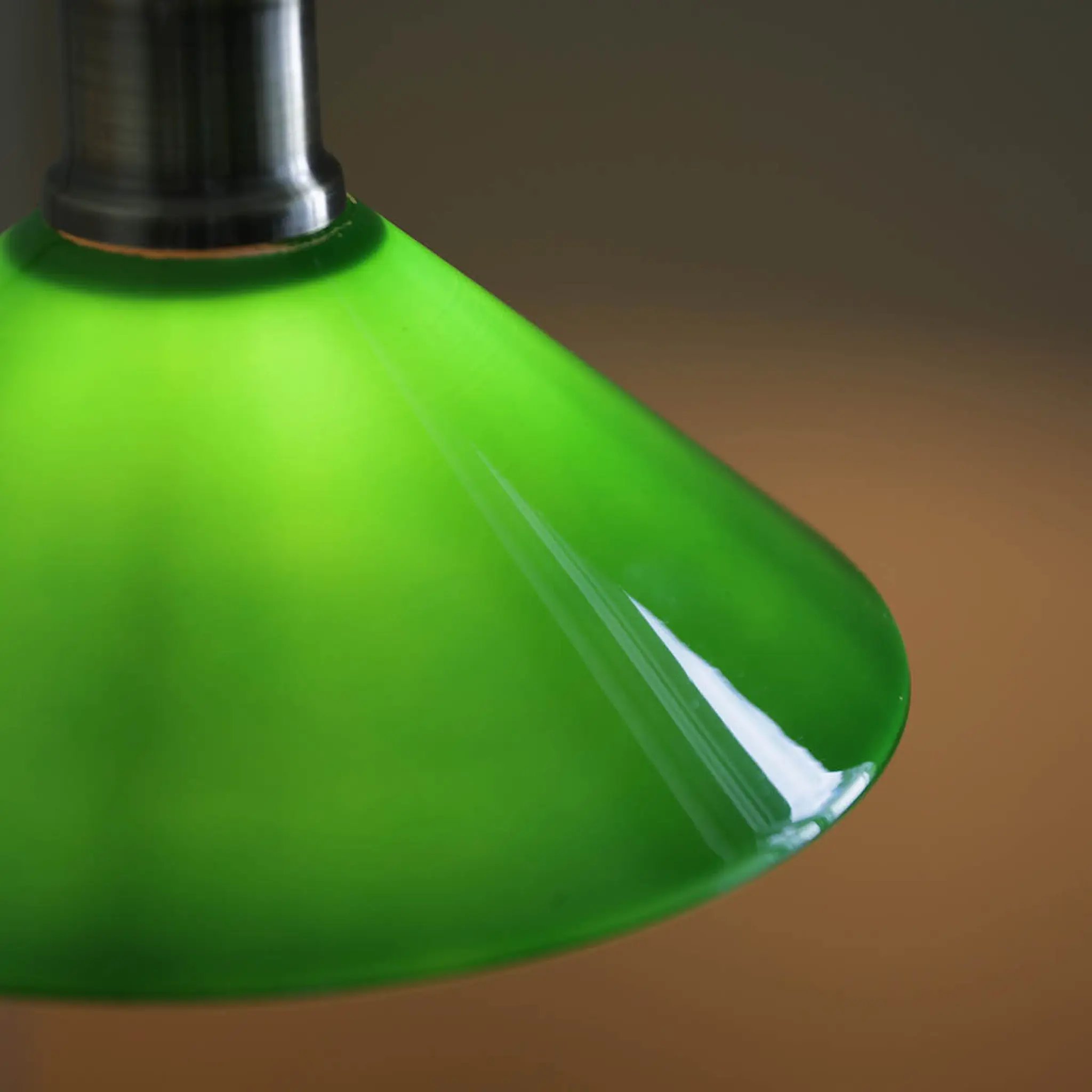 Markslöjd Vela bordslampa 49 cm antik mässing/grön