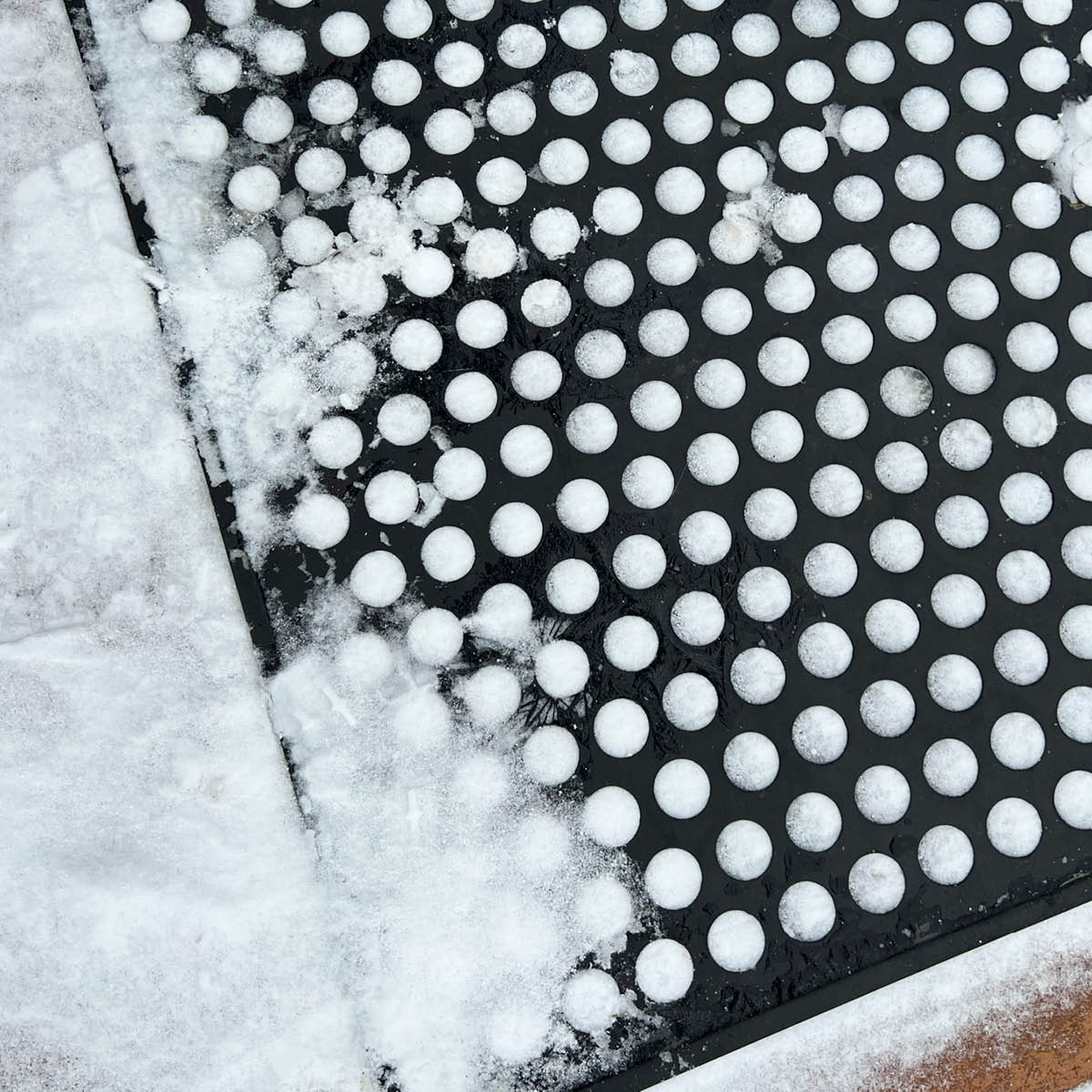 Tica Copenhagen Dot dörrmatta gummi 75x45 cm svart