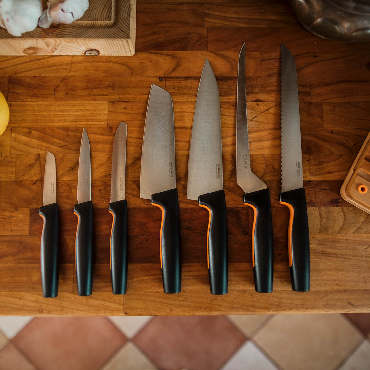Fiskars Functional Form vihannesveitsi 29,5 cm musta/ruostumaton teräs