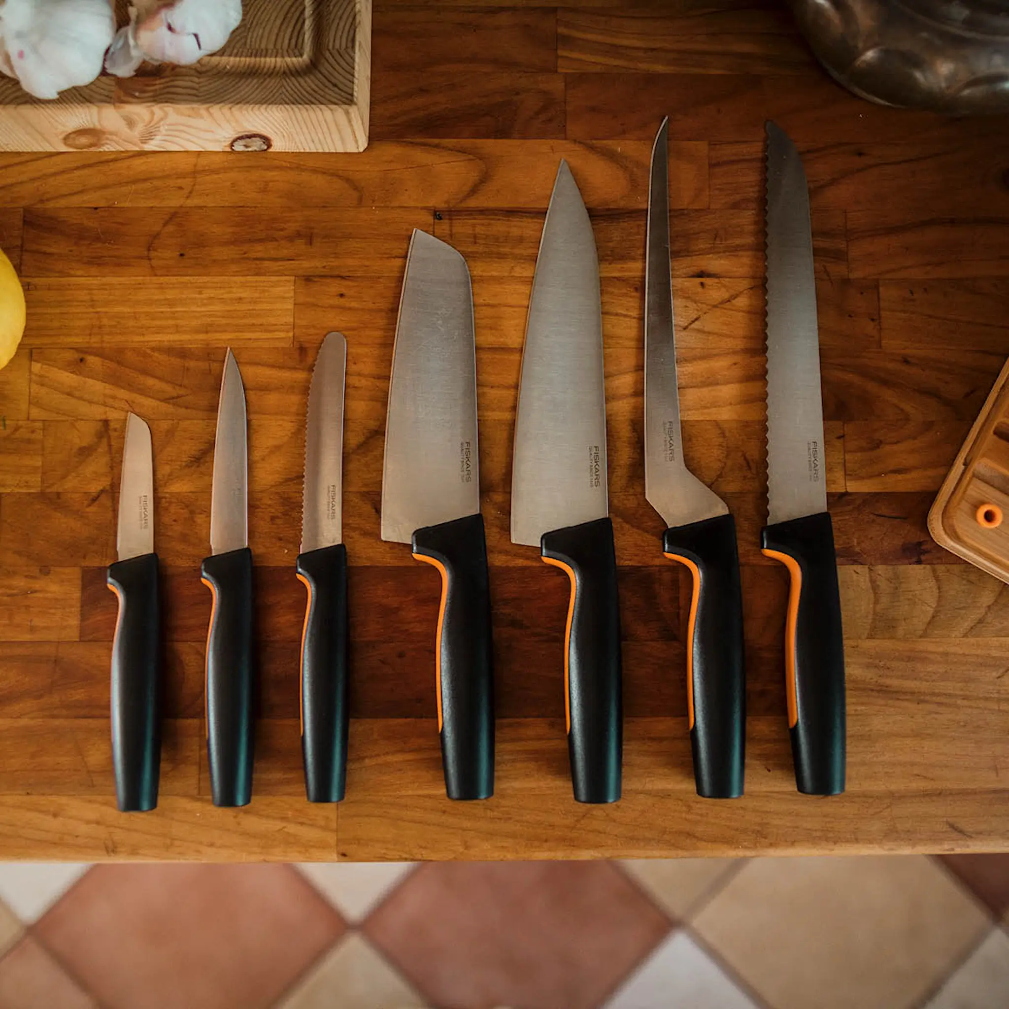 Fiskars Functional Form vihannesveitsi 29,5 cm musta/ruostumaton teräs