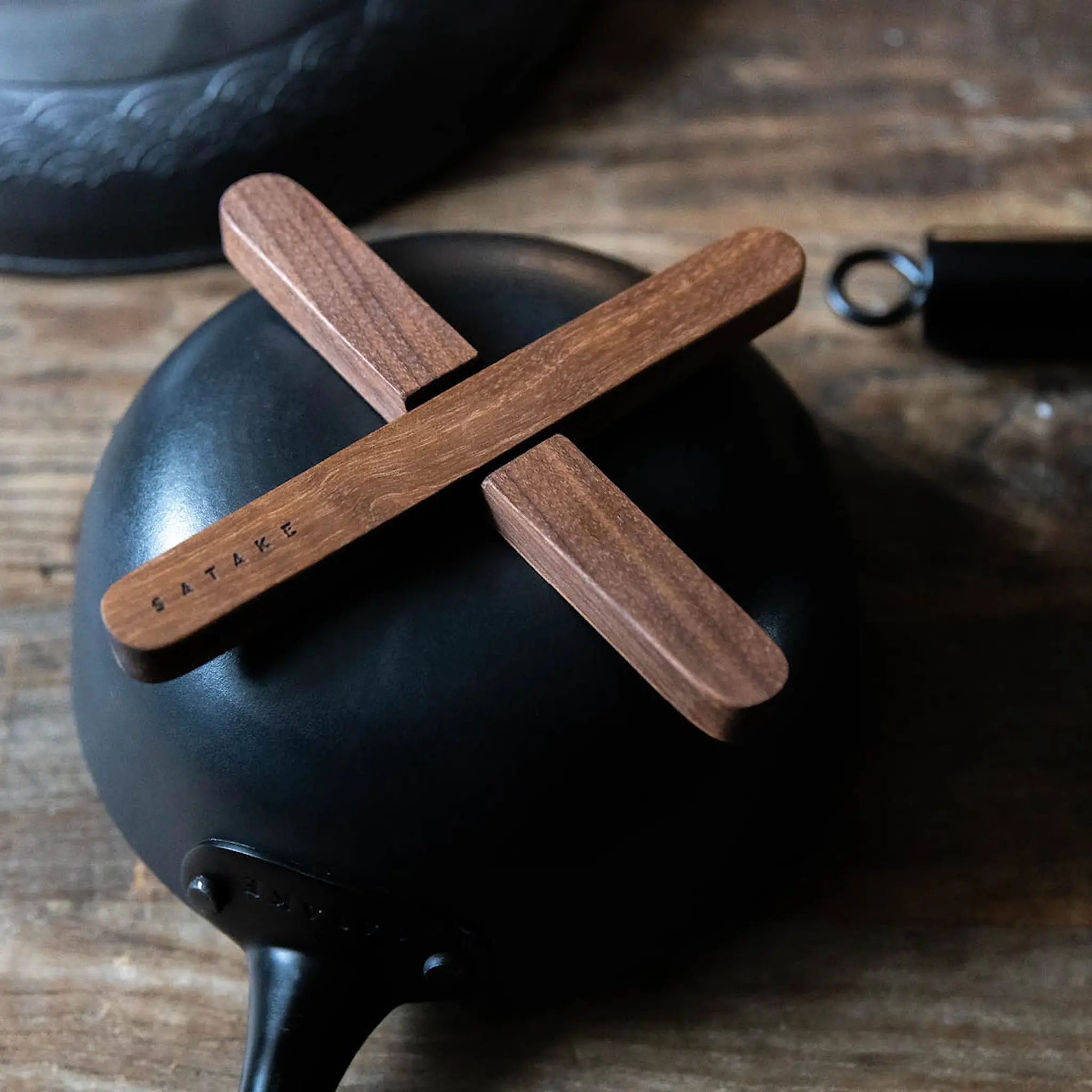 Satake Magneettinen pannunalunen 19 cm Pähkinäpuu