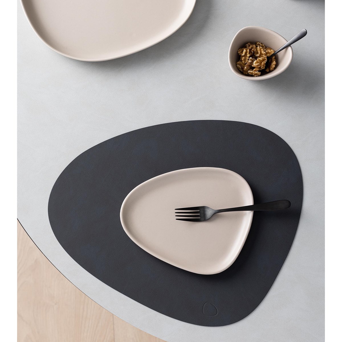 LIND DNA Curve Stoneware Tallrik 22x19 cm Sand