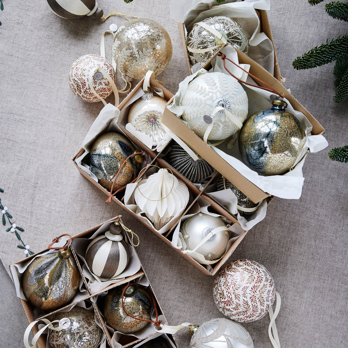 Lene Bjerre Perline Joulupallo 10 cm Hopea/Luunvalkoinen