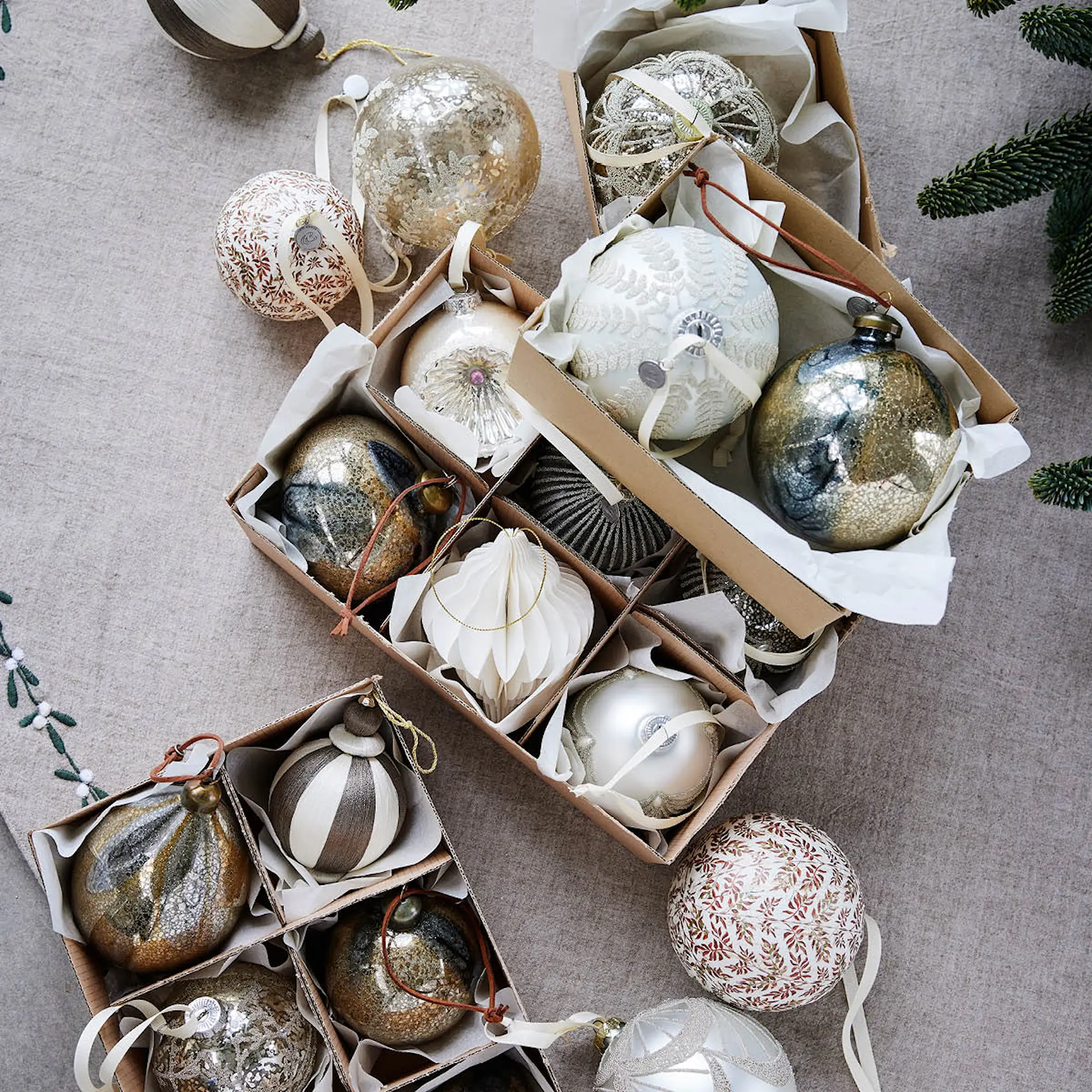 Lene Bjerre Perline Joulupallo 10 cm Hopea/Luunvalkoinen